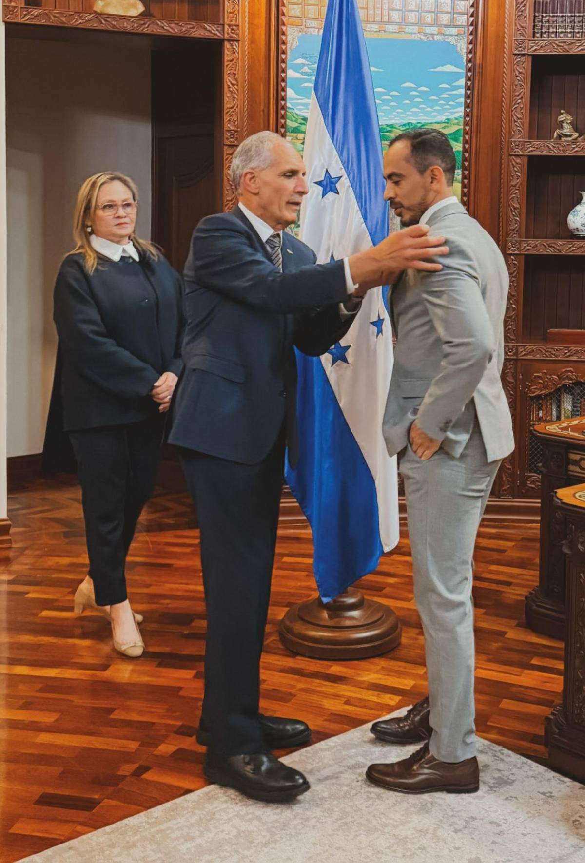 ¿Quién es Lee Jaruzeslki, el nuevo funcionario nombrado por Nasry Asfura?