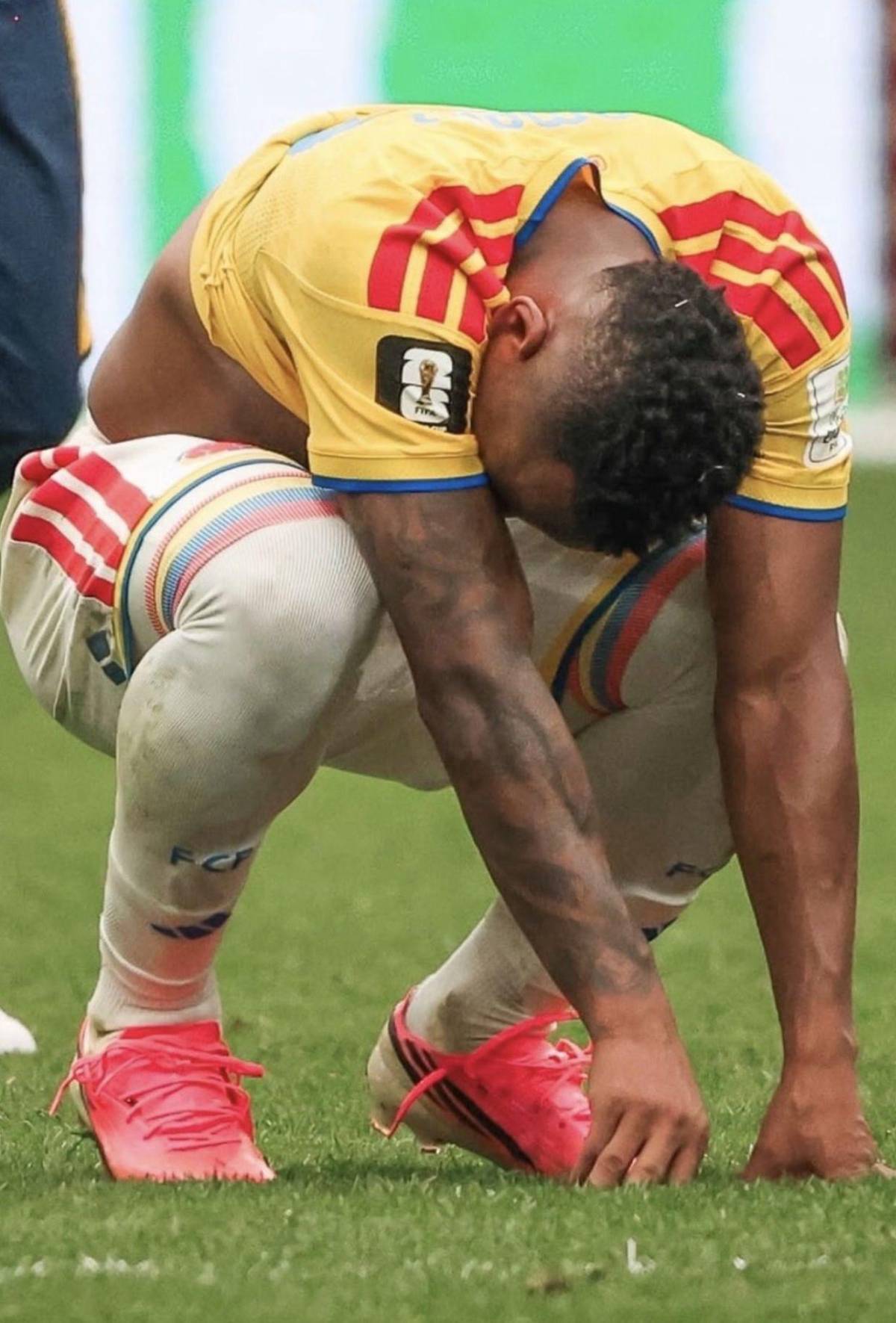 Futbolista no pudo regresar a su país tras fallar acción en el Mundial y recibir amenazas a muerte