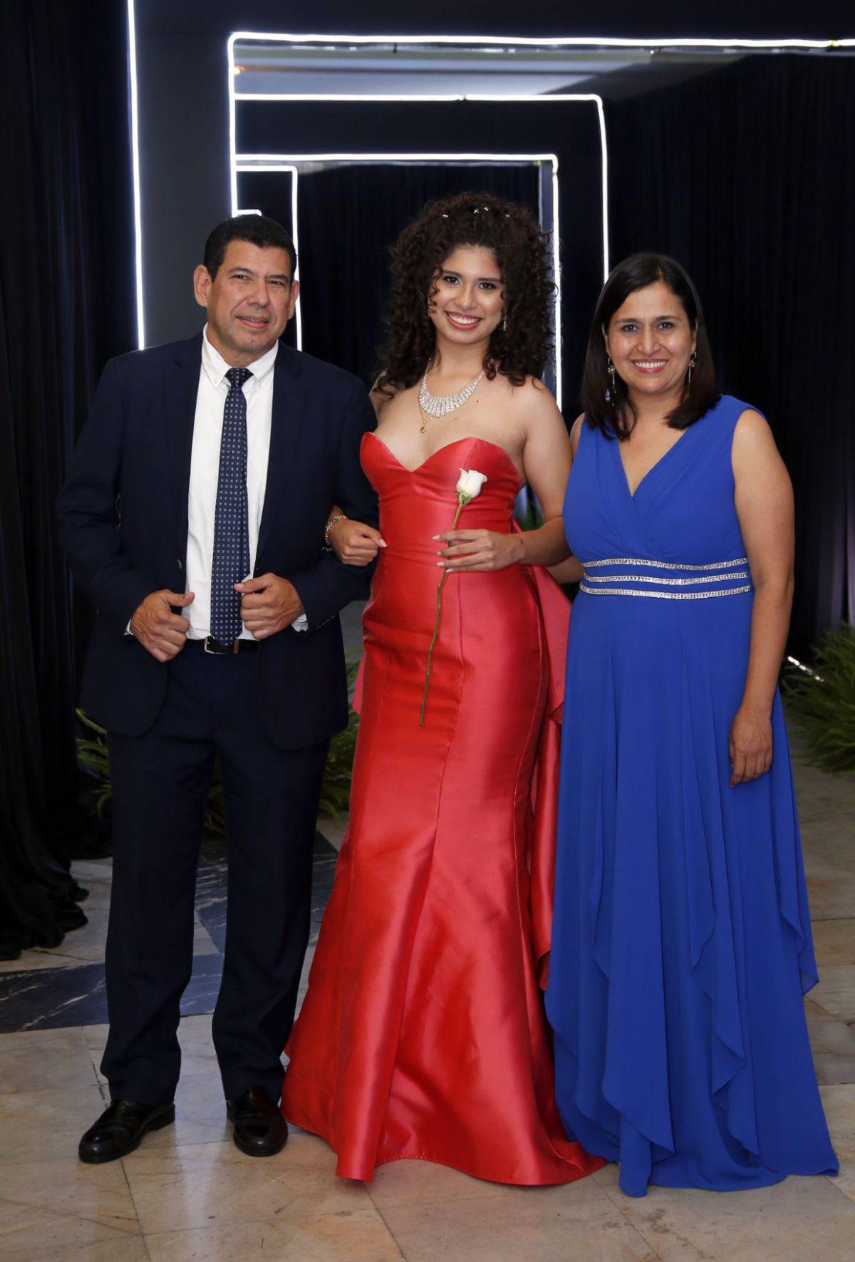 Del brazo de sus padres, seniors 2025 de The Mayan School cierran su ciclo académico