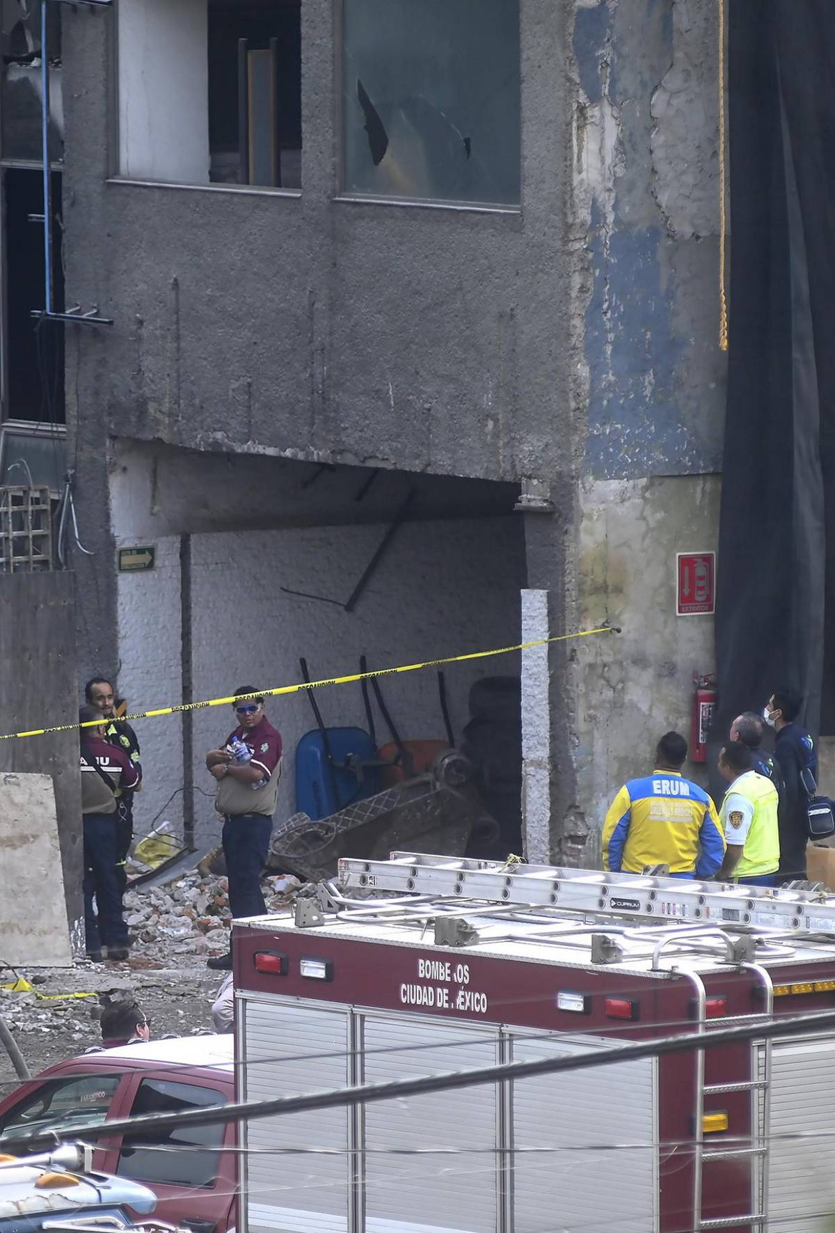 Destrozos tras colapso de edificio en centro de México; hay tres personas atrapadas
