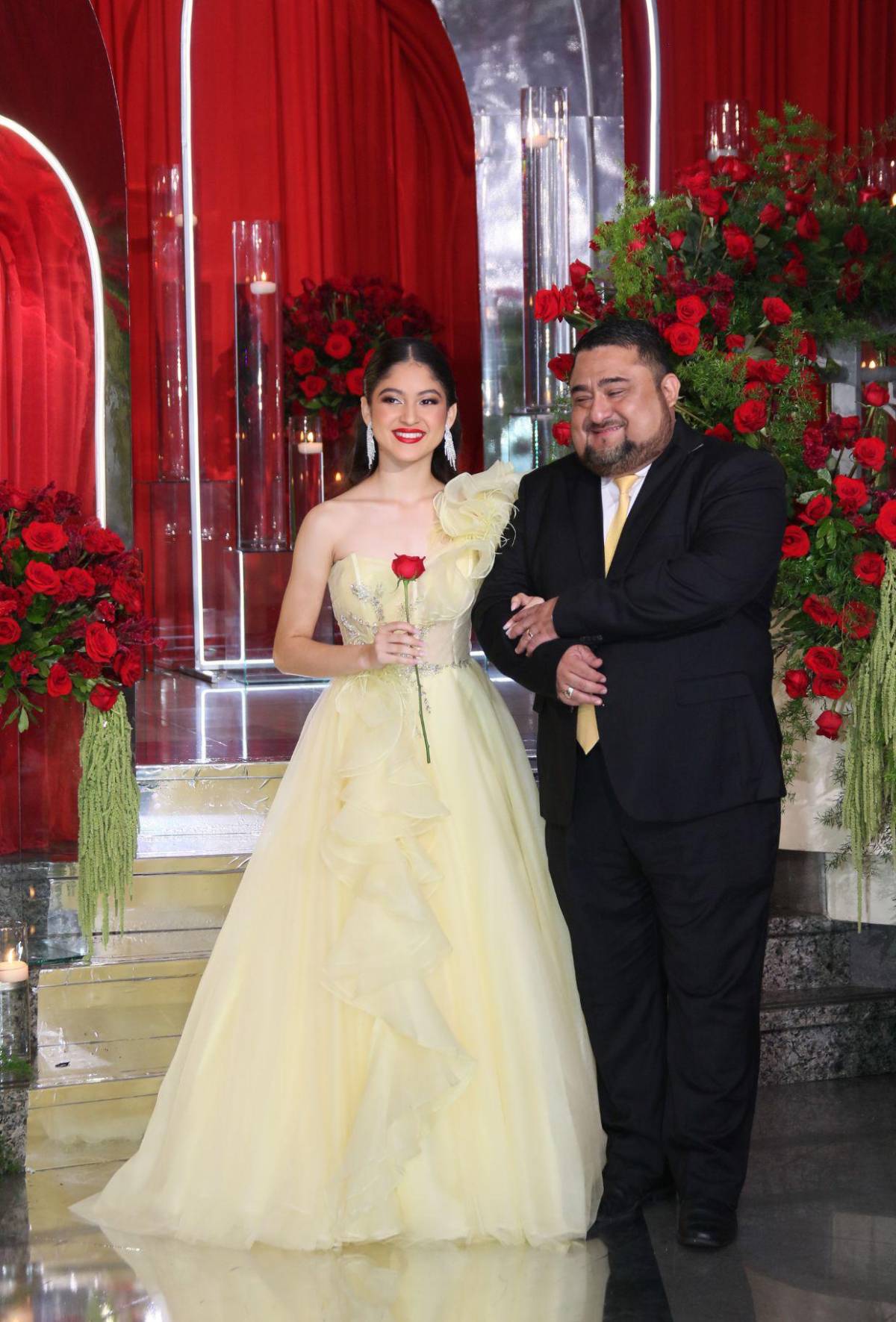 Padres y seniors desfilan juntos en la prom night de Nashville School