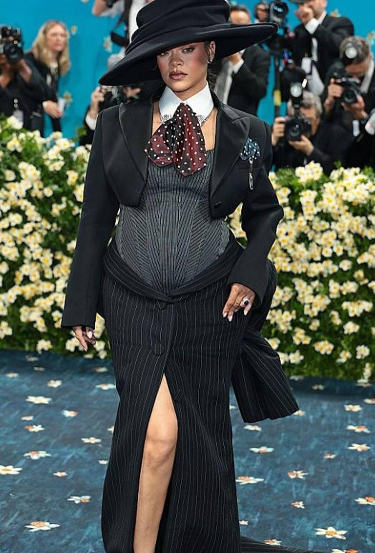 Rihanna anuncia su tercer embarazo en la Met Gala con un look inolvidable