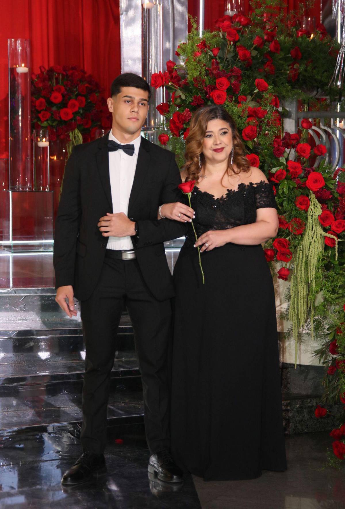 Padres y seniors desfilan juntos en la prom night de Nashville School
