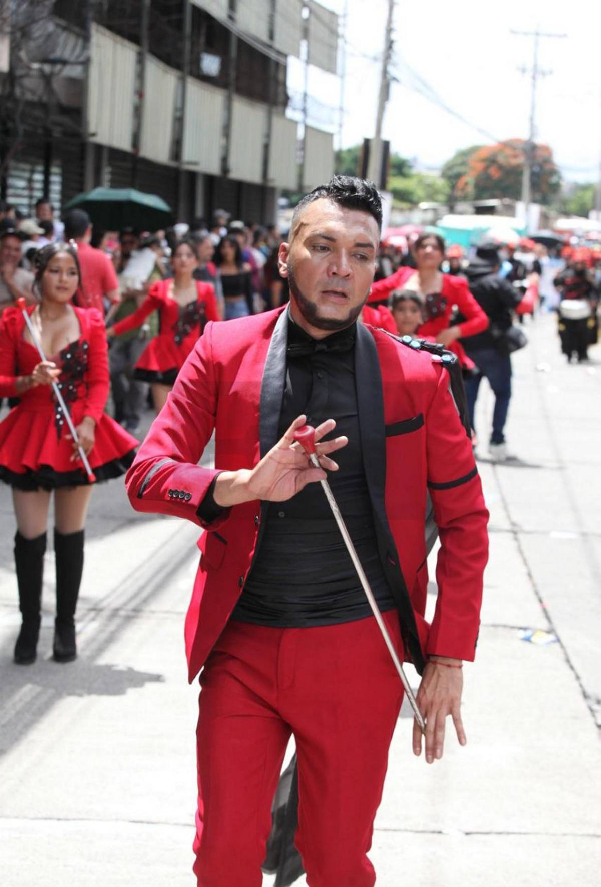 Julio Baquedano brilla como palillón en desfiles patrios 2025 con el Instituto Rafael Pineda Ponce