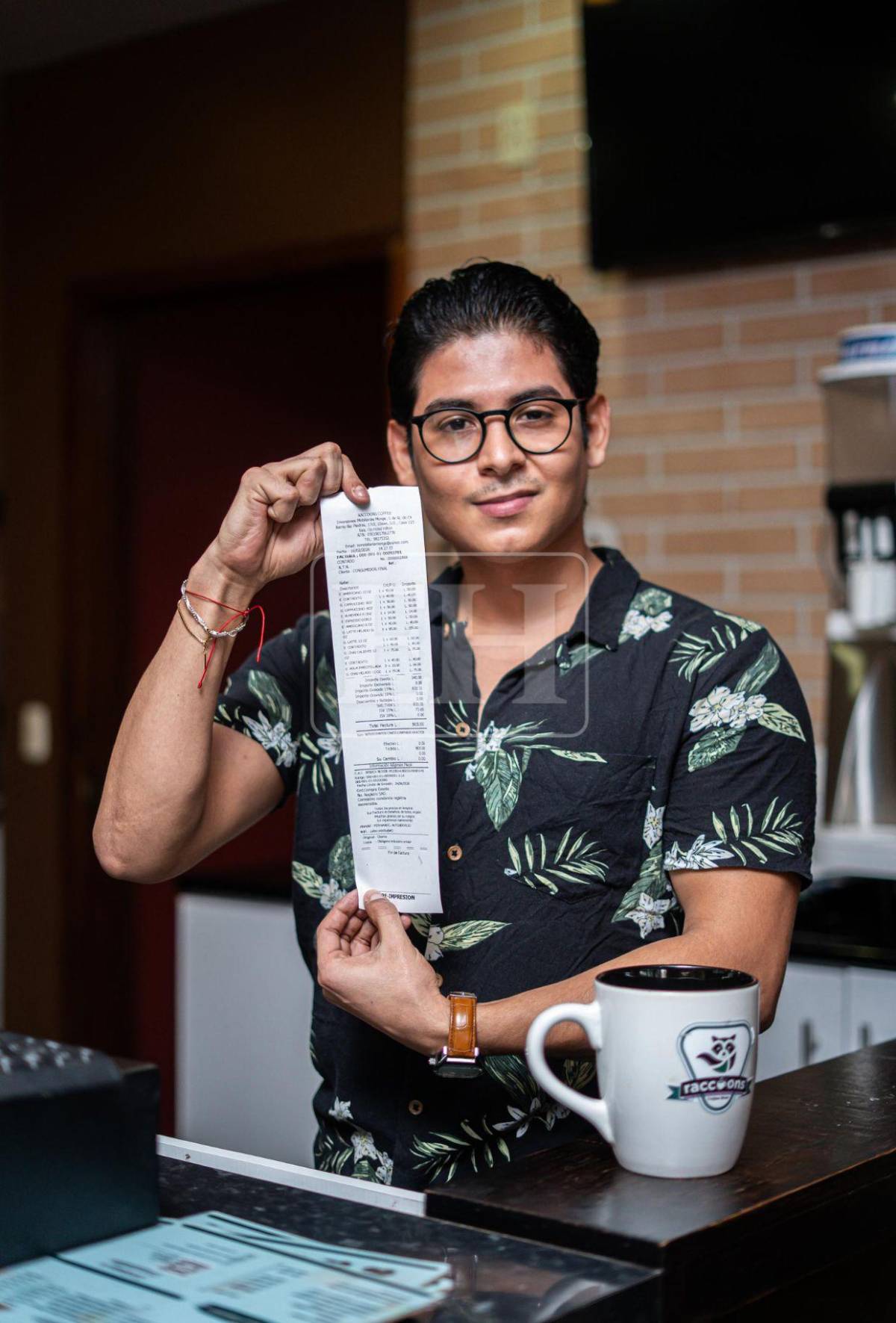 Son Heung-Min y Hugo Lloris caminan por calles de SPS, compran en café y esto gastaron