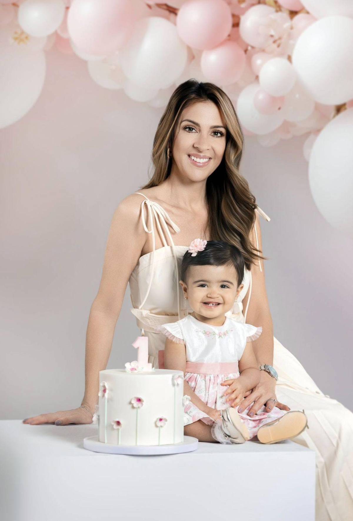 Periodista hondureña Maity Interiano anuncia su segundo embarazo