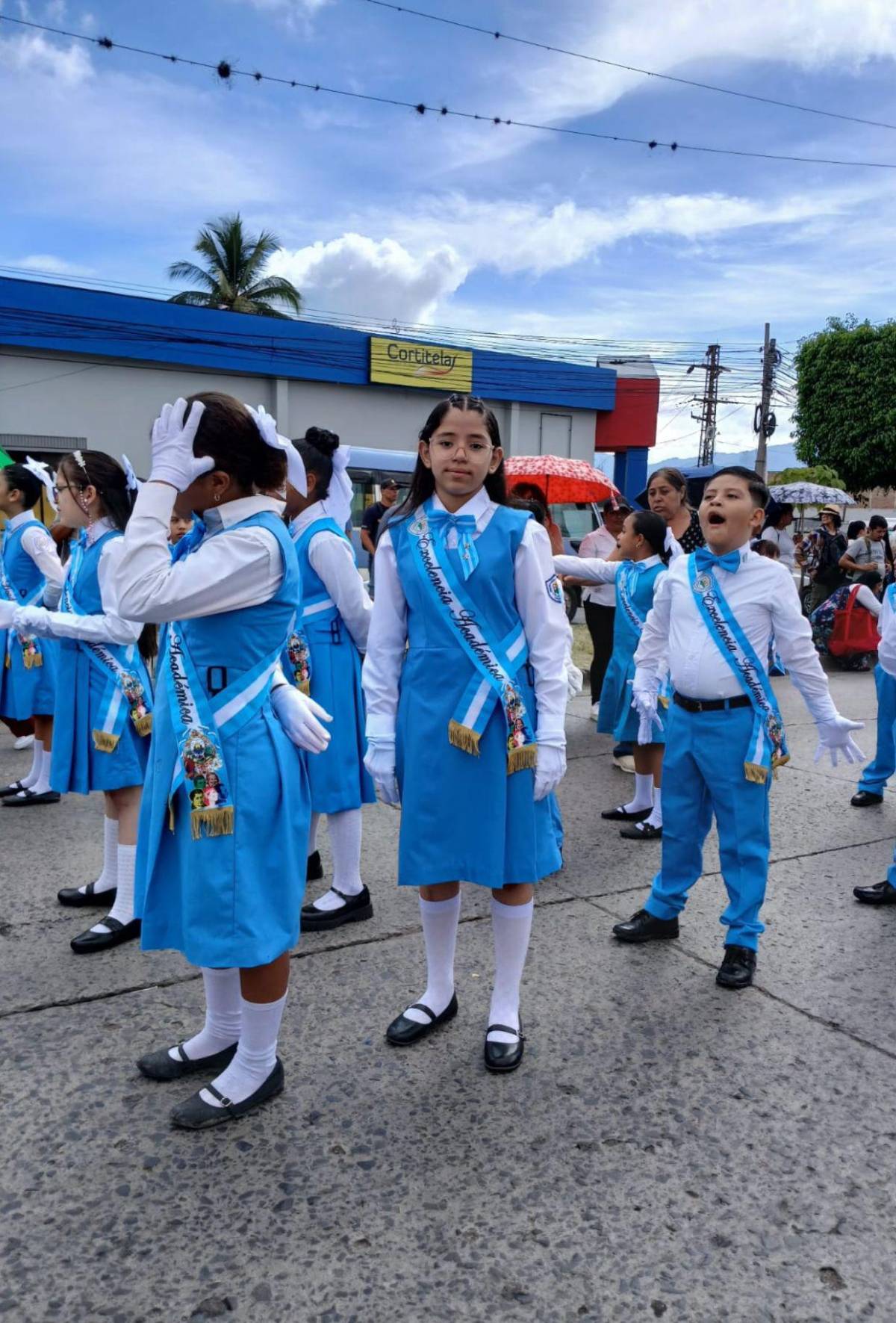 Los pequeñines que dan la milla extra también llenan de orgullo y excelencia los desfiles