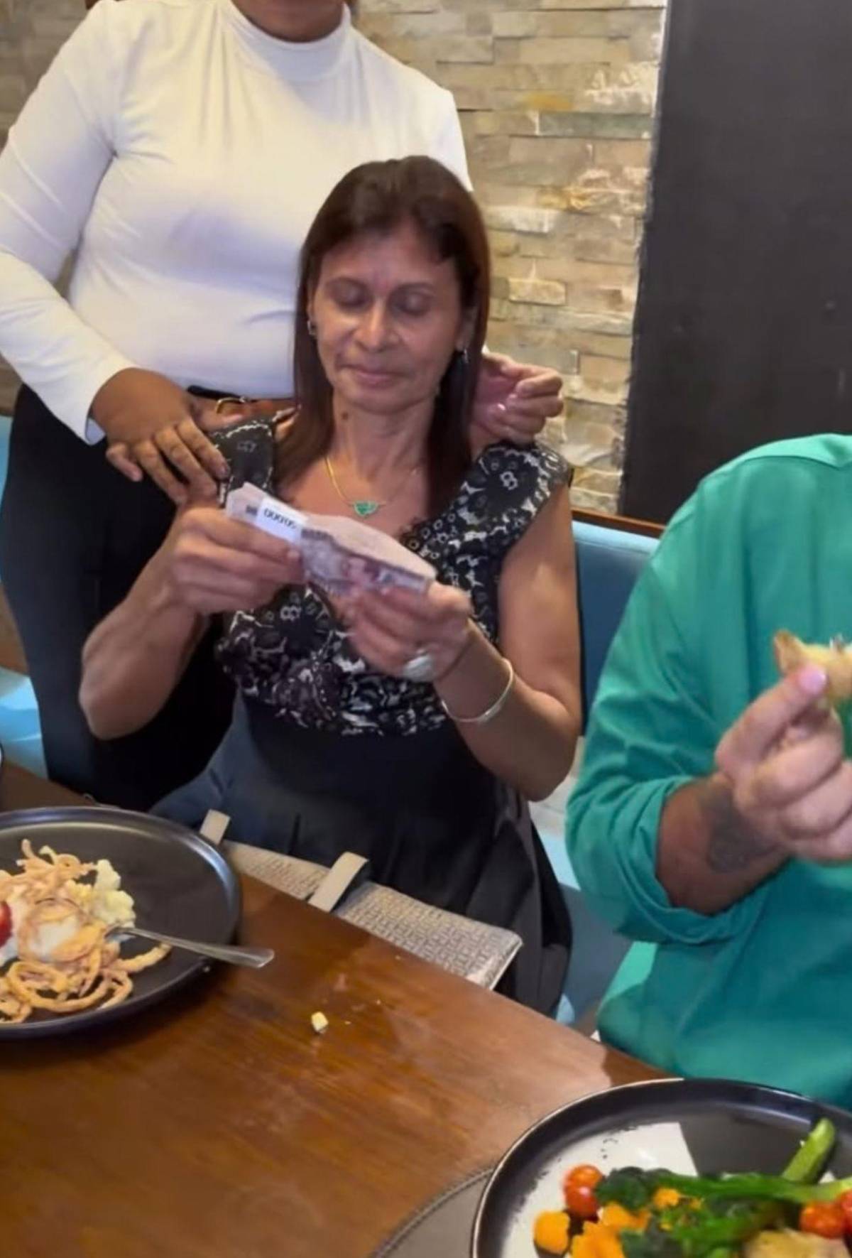 Supremo celebra cumpleaños de su madre y presume la cantidad de dinero que le regaló