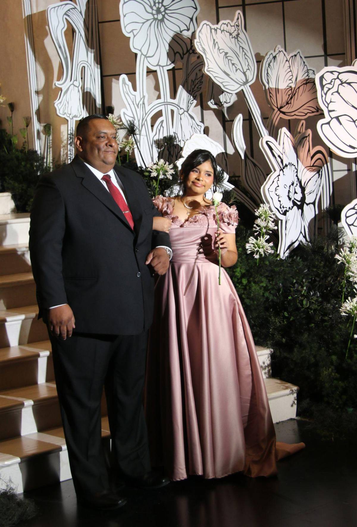 Del brazo de sus madres y padres: elegante desfile de los seniors de Del Campo School