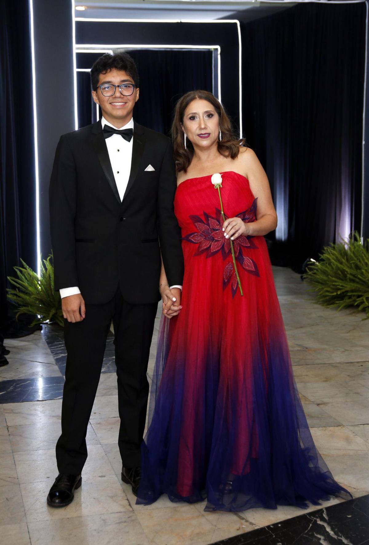 Del brazo de sus padres, seniors 2025 de The Mayan School cierran su ciclo académico