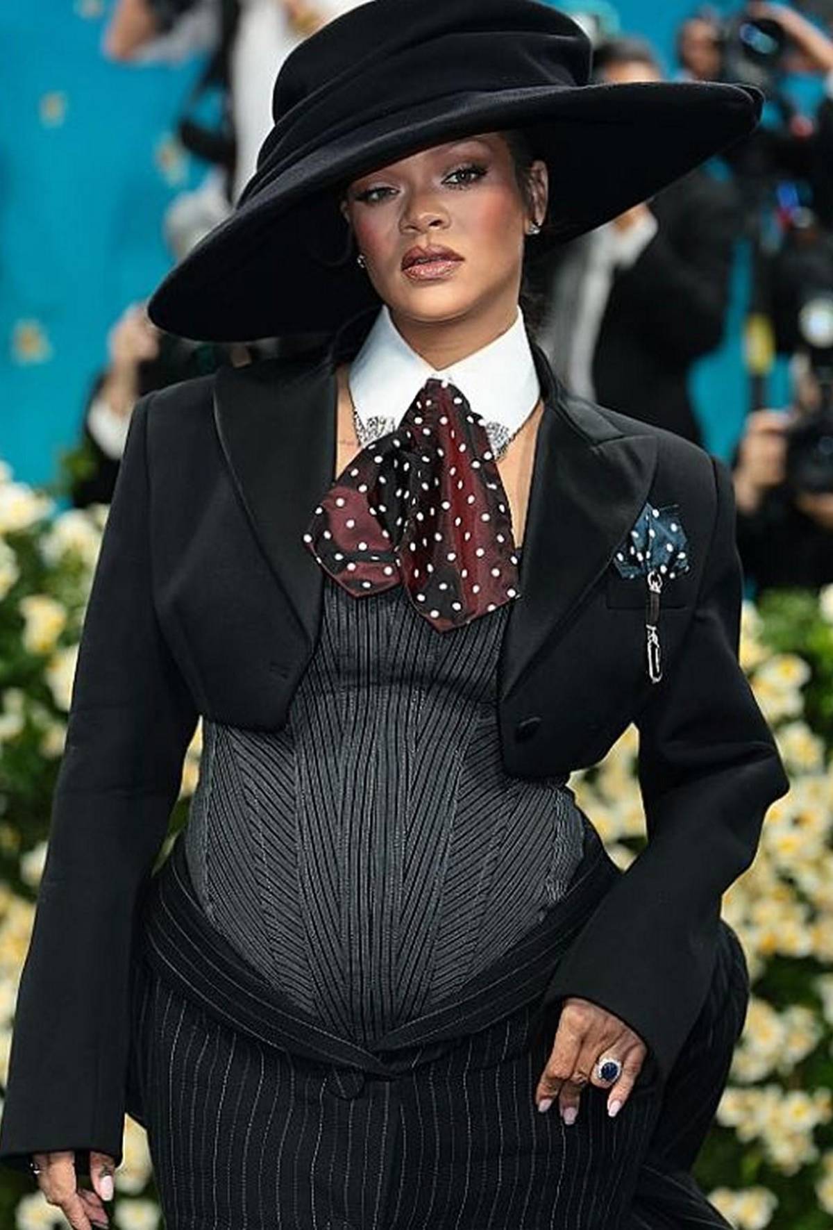 Rihanna anuncia su tercer embarazo en la Met Gala con un look inolvidable