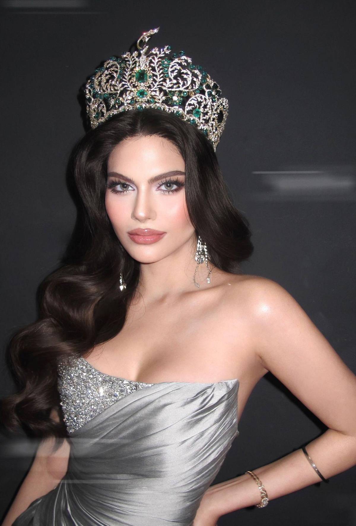 Miss Grand 2024 es destituida por incumplimiento, mientras ella denuncia maltrato