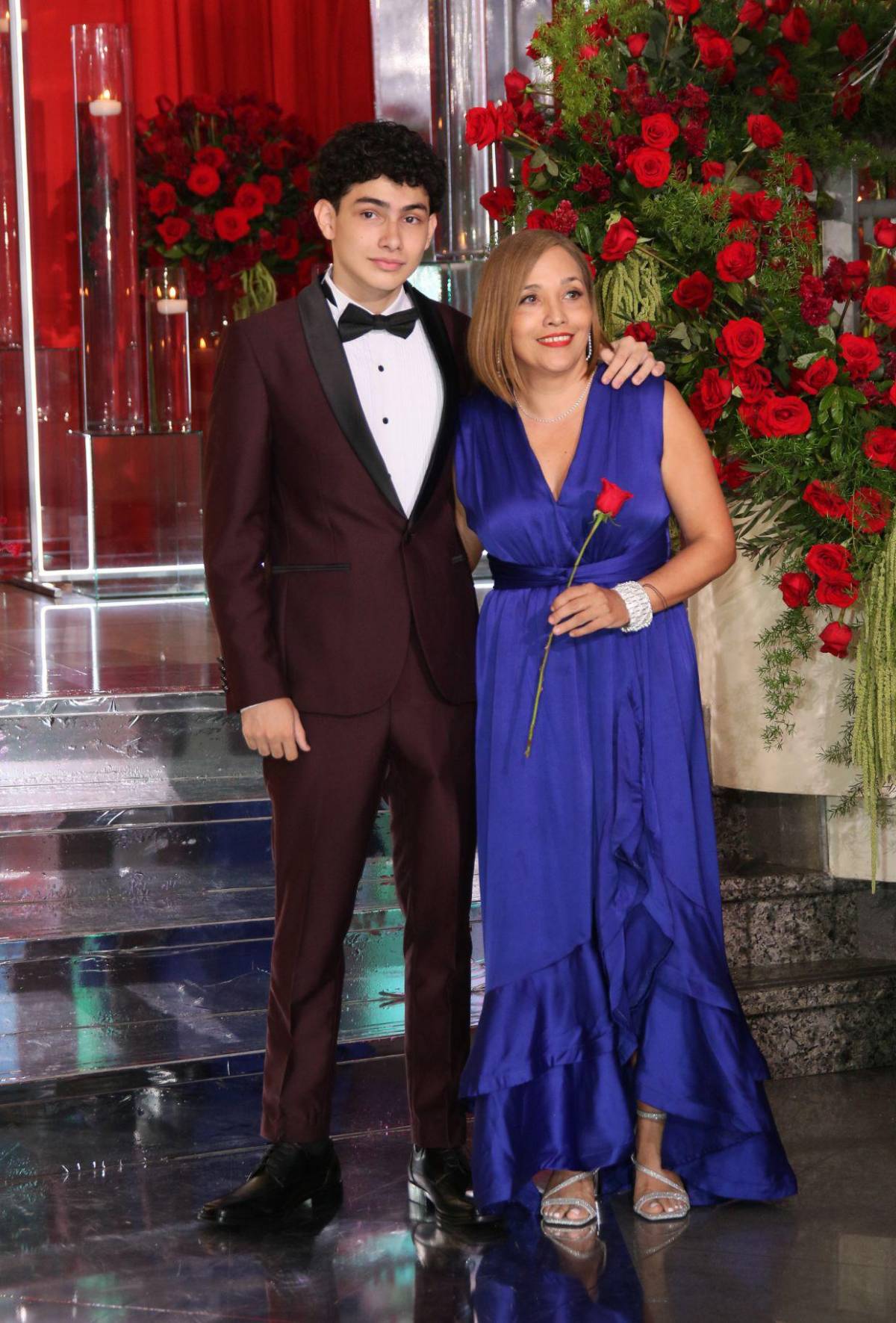 Padres y seniors desfilan juntos en la prom night de Nashville School