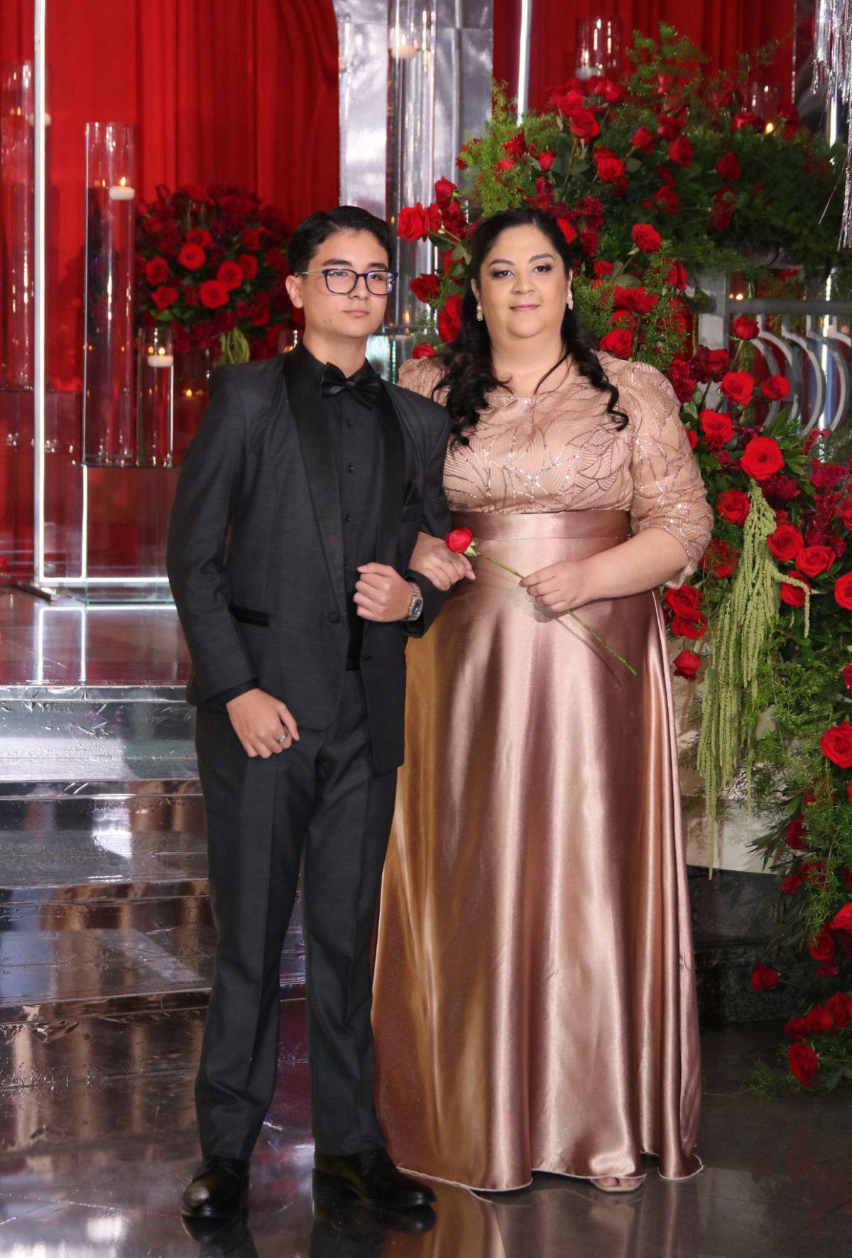 Padres y seniors desfilan juntos en la prom night de Nashville School