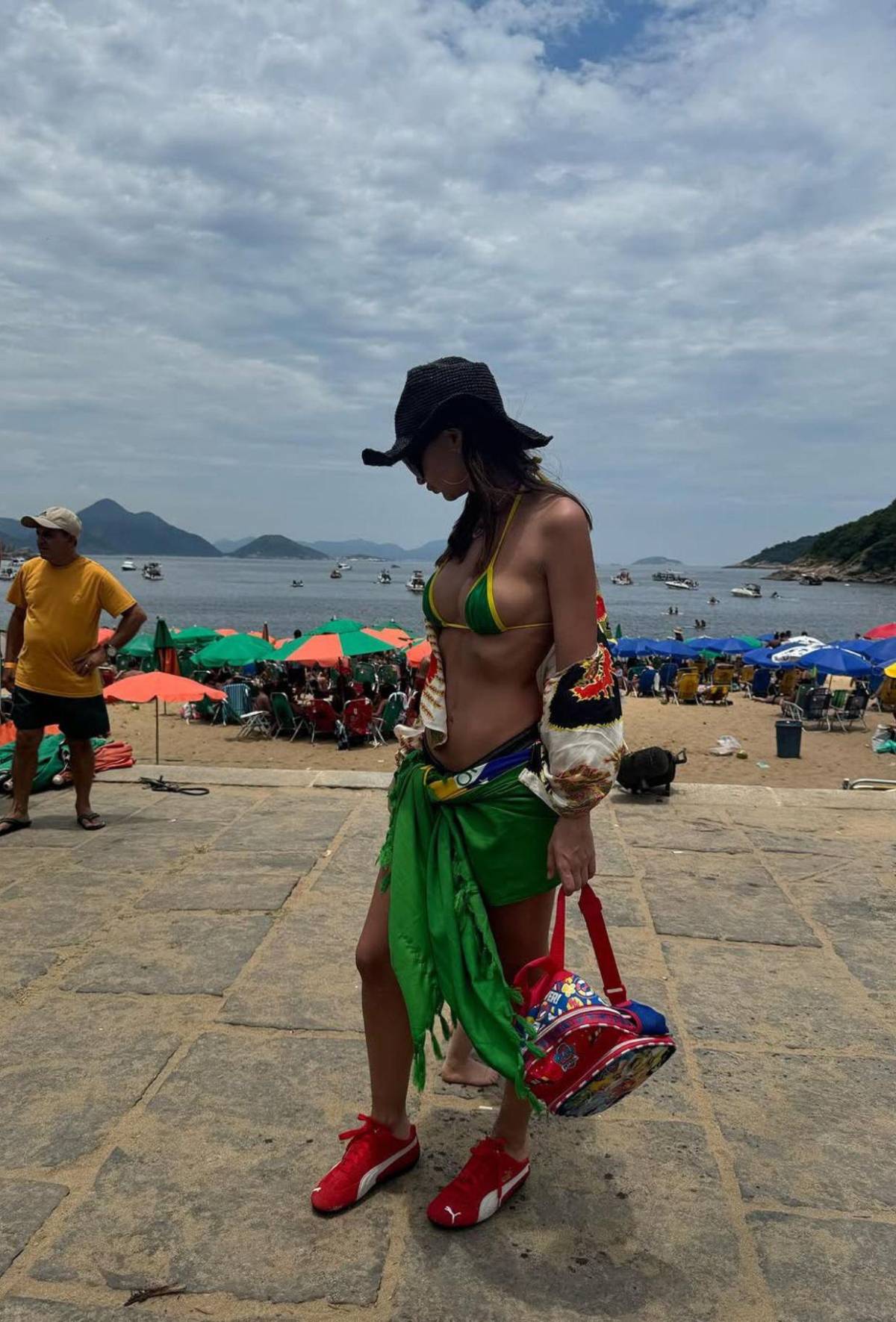 Emily Ratajkowski pasea en diminuto bikini por Río de Janeiro