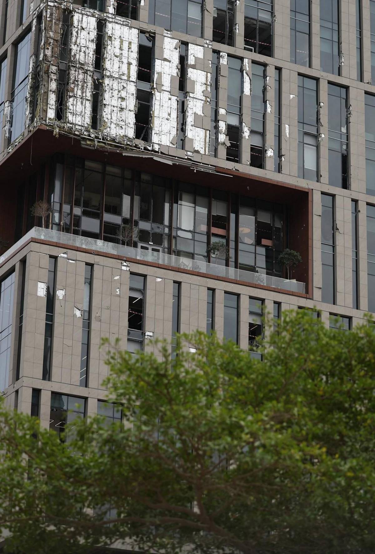 Los destrozos que han dejando los ataques con drones en rascacielos de Dubái