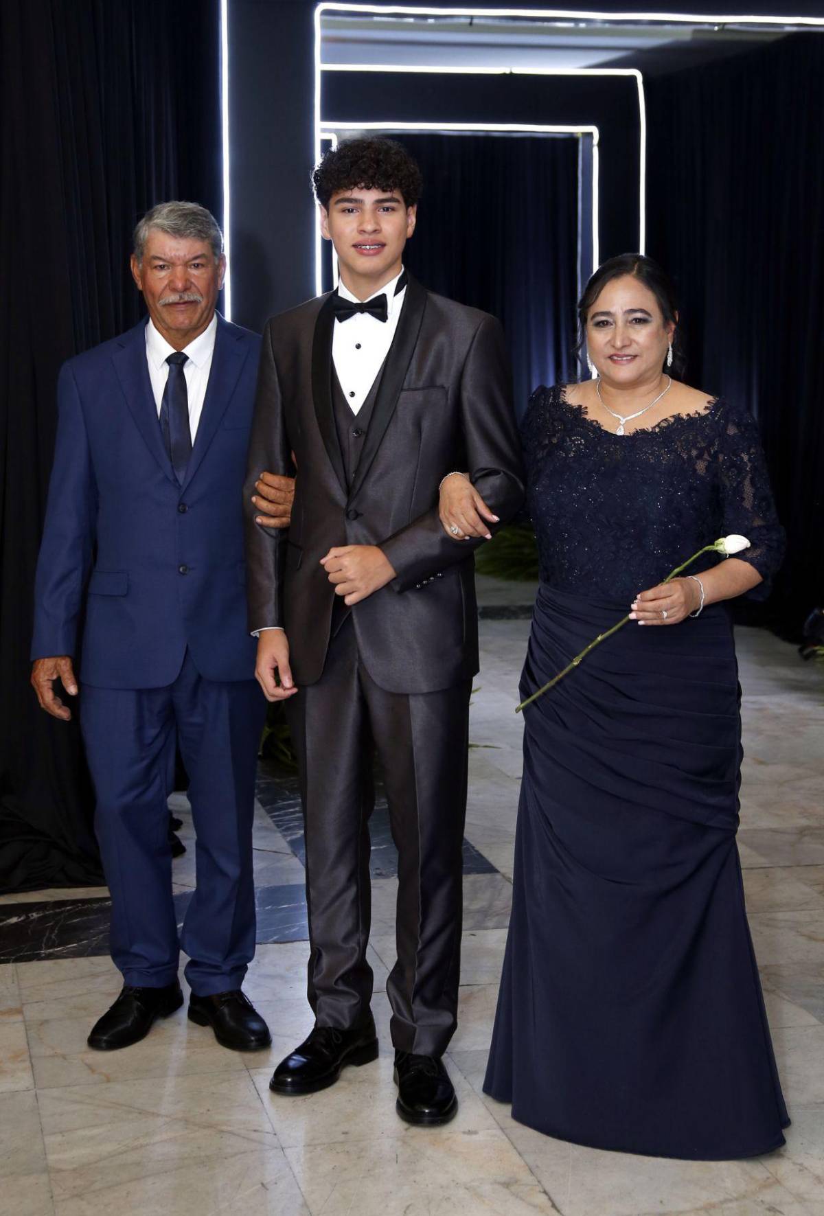 Del brazo de sus padres, seniors 2025 de The Mayan School cierran su ciclo académico