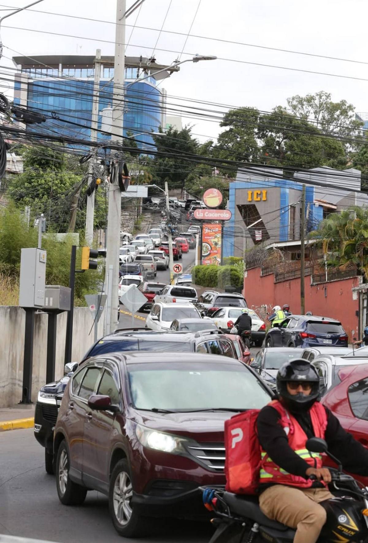 Largas filas tras asueto de medio día a empleados público por celebración en Suyapa