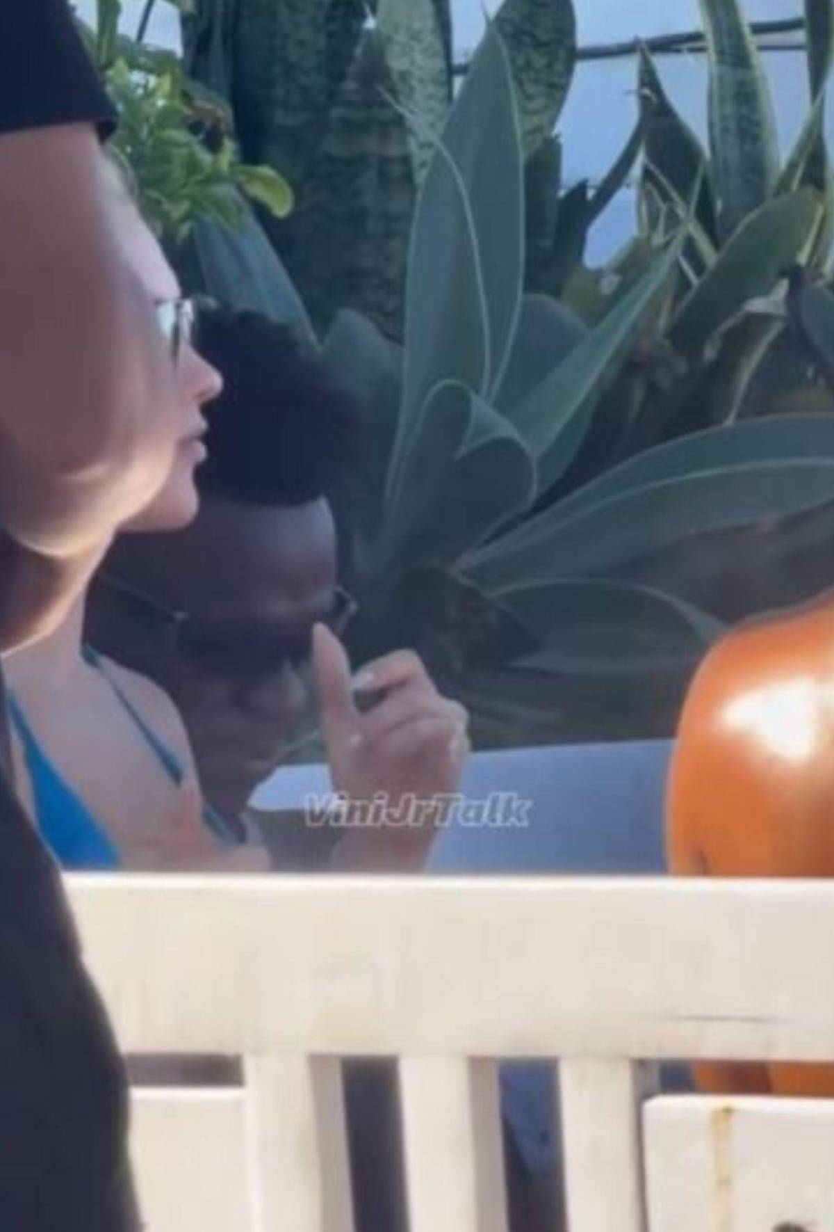 Las vacaciones de Vinicius con su exuberante pareja tras el cambio de rostro al que se sometió