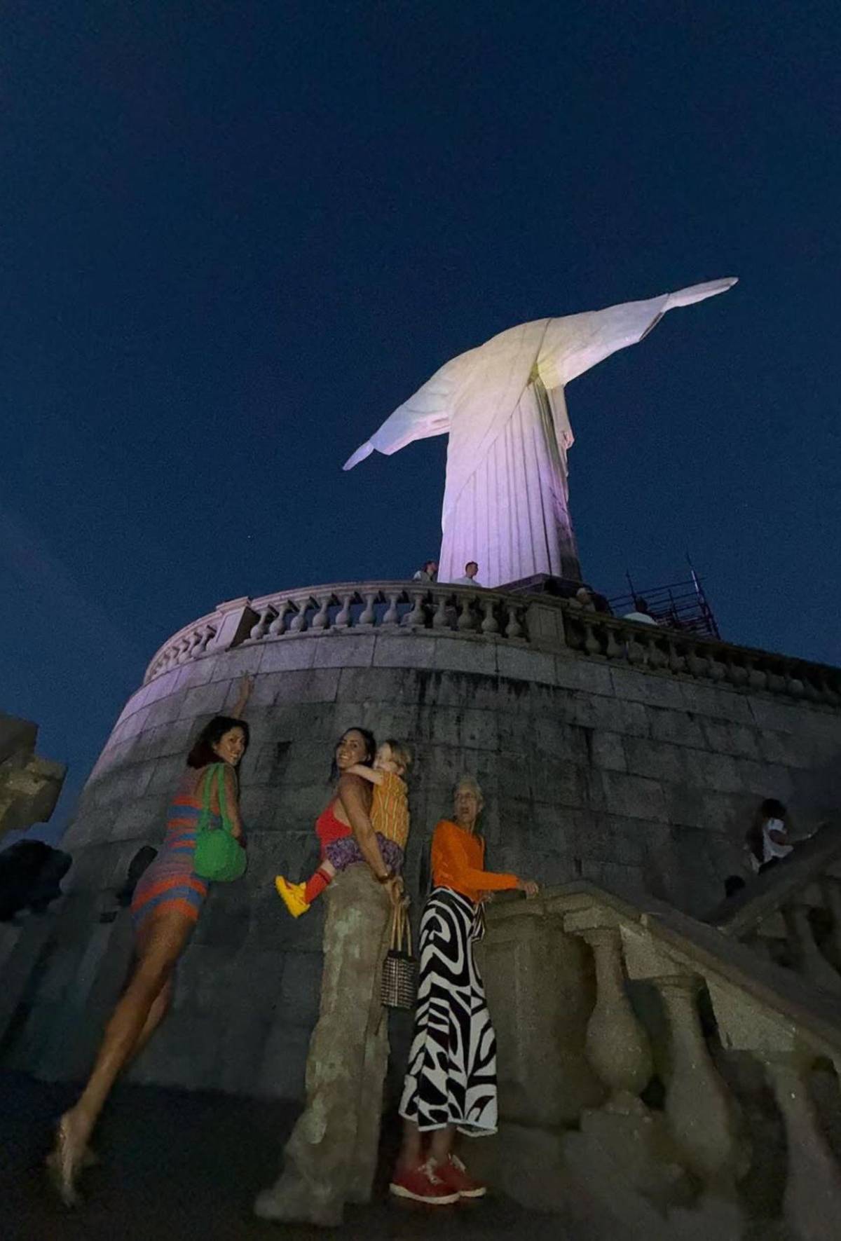 Emily Ratajkowski pasea en diminuto bikini por Río de Janeiro