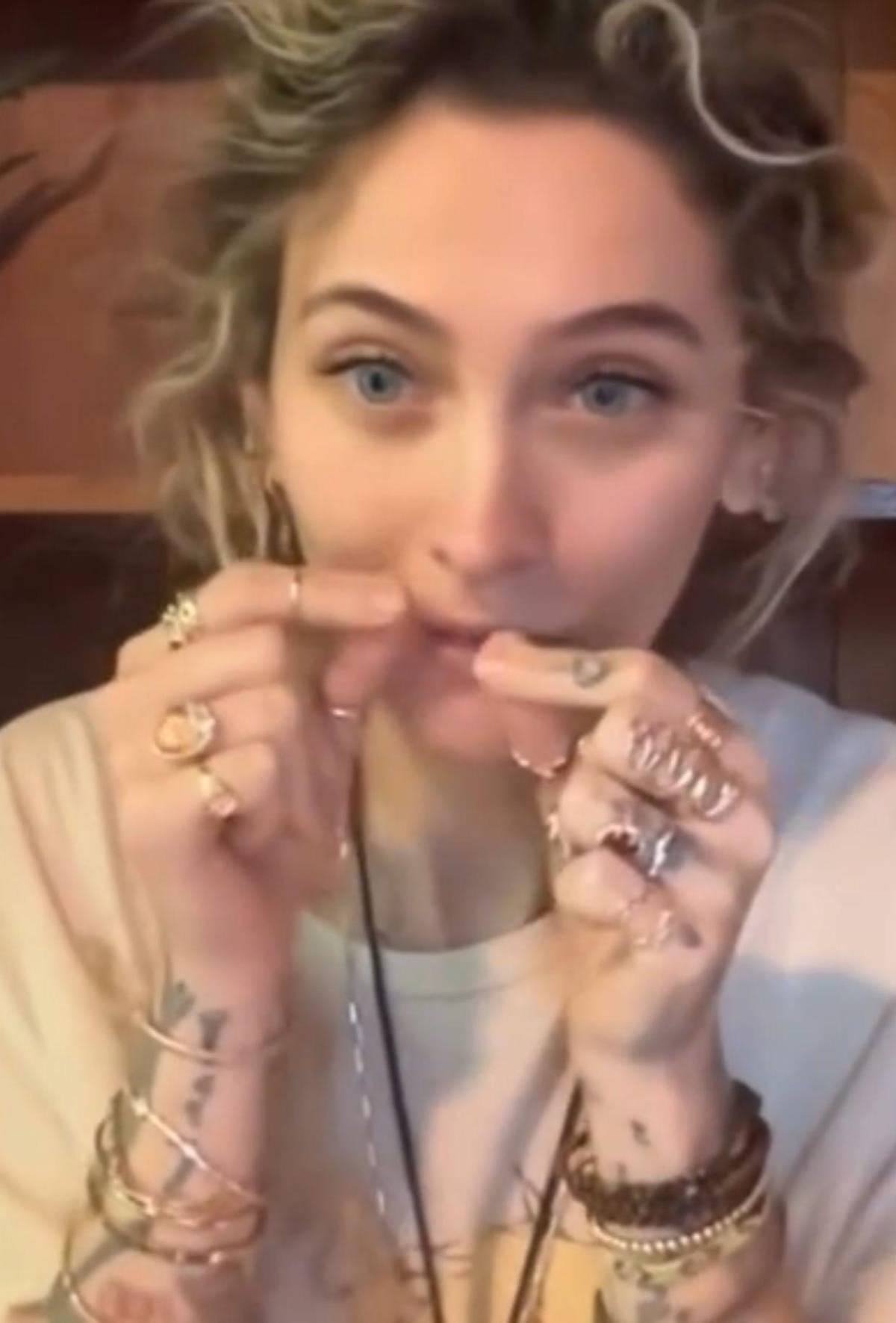 Paris Jackson muestra los daños que el consumo de drogas dejó en su nariz