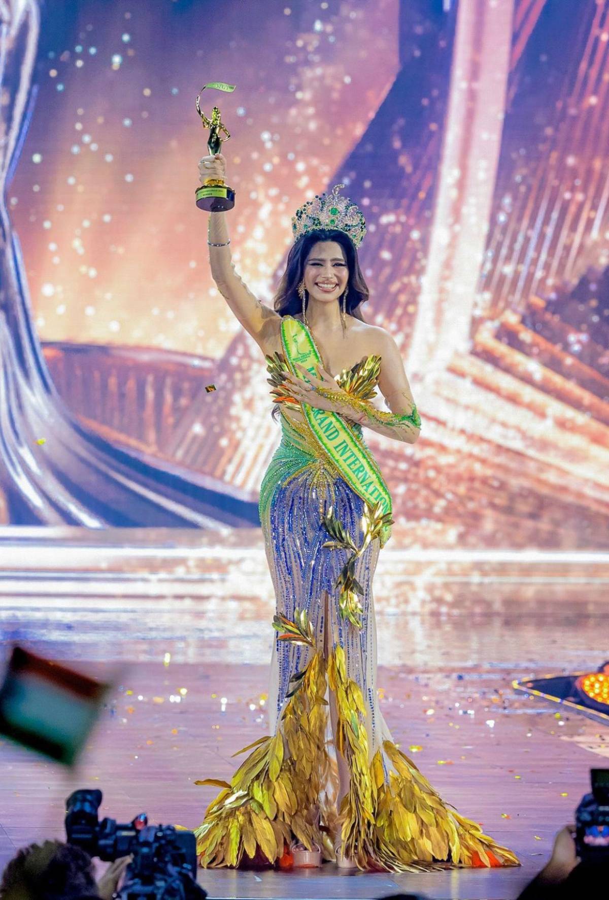 Miss Grand 2024 es destituida por incumplimiento, mientras ella denuncia maltrato