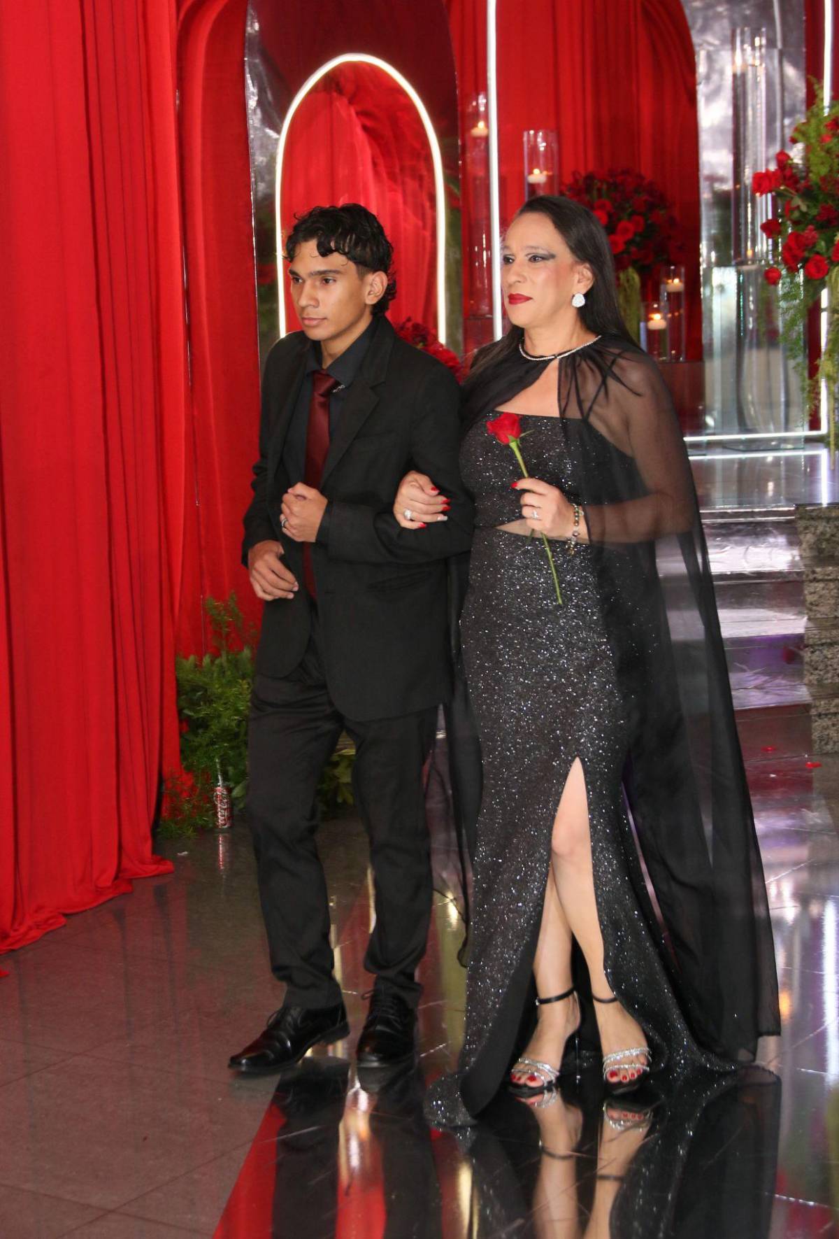 Padres y seniors desfilan juntos en la prom night de Nashville School