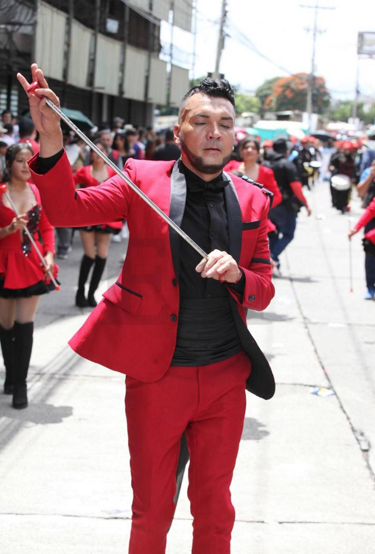 Julio Baquedano brilla como palillón en desfiles patrios 2025 con el Instituto Rafael Pineda Ponce