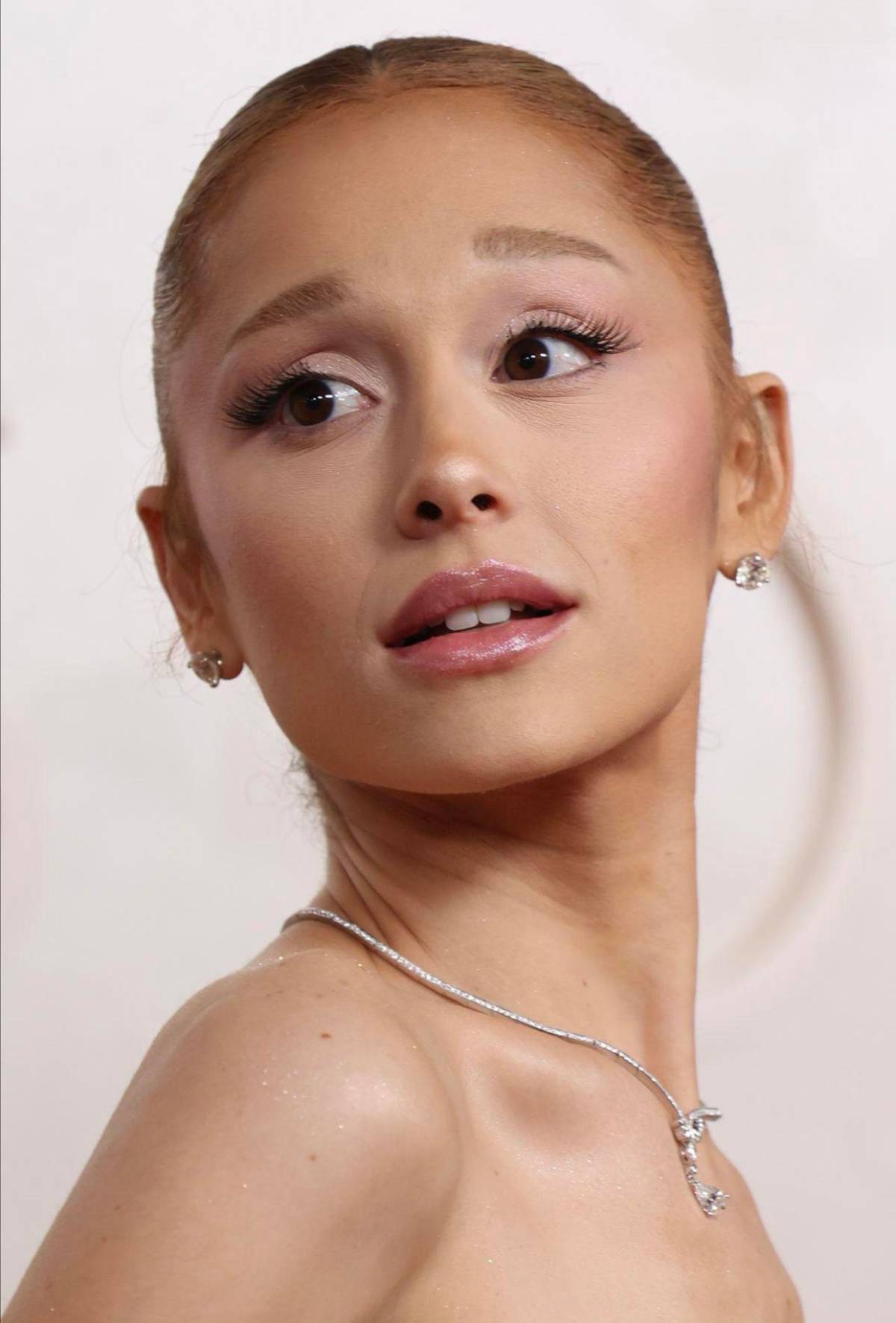 Ariana Grande y Cynthia Erivo impactan con sus looks en los Premios Oscar