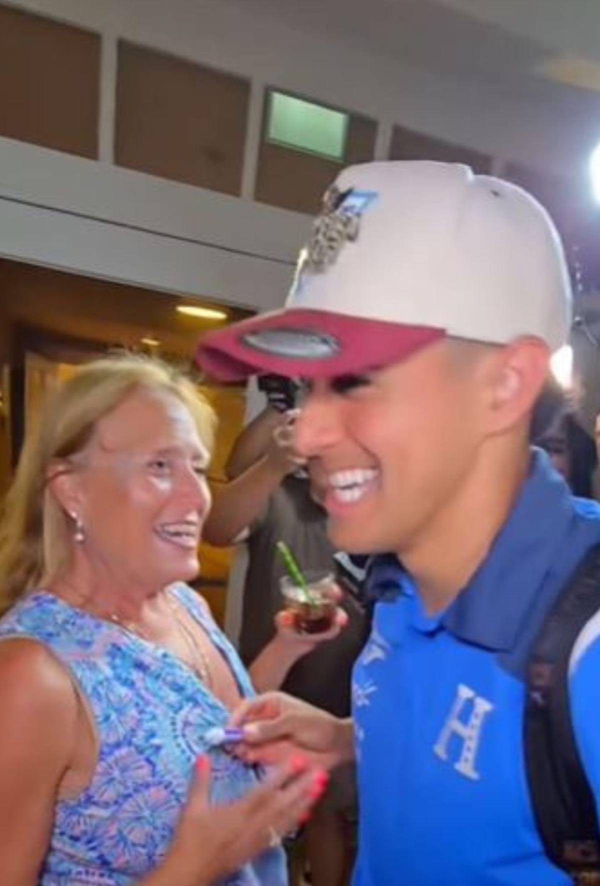 Luis Palma llega a Curazao y ciudadana estadounidense le hizo petición... ¡Su esposo lo aplaudió!