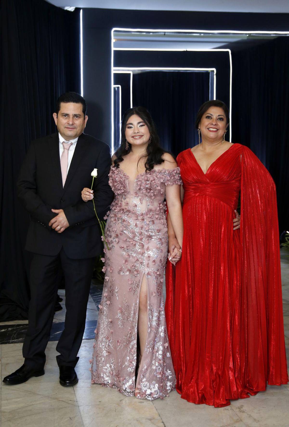 Del brazo de sus padres, seniors 2025 de The Mayan School cierran su ciclo académico