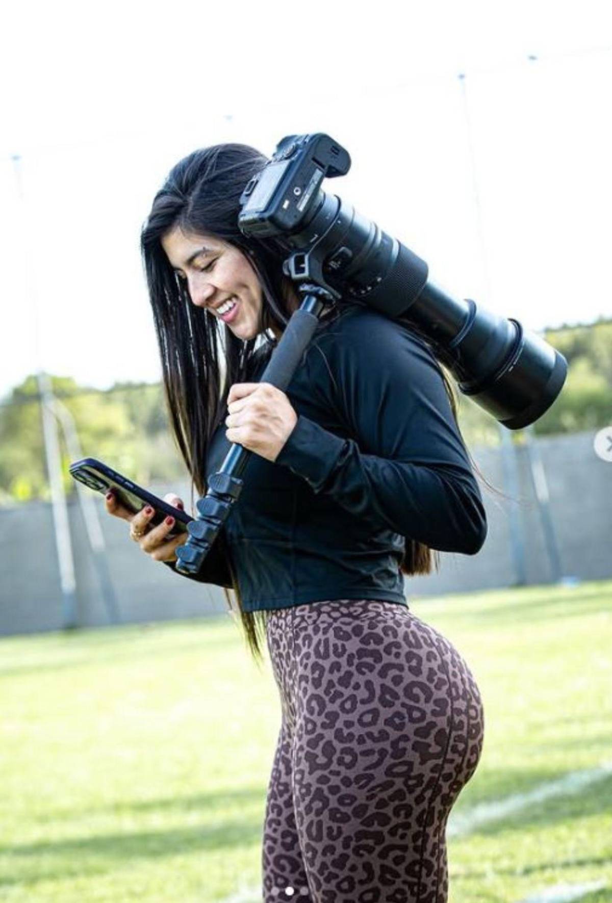 Vetan a fotógrafa deportiva por su vestimenta: ella se pronuncia y desata la polémica