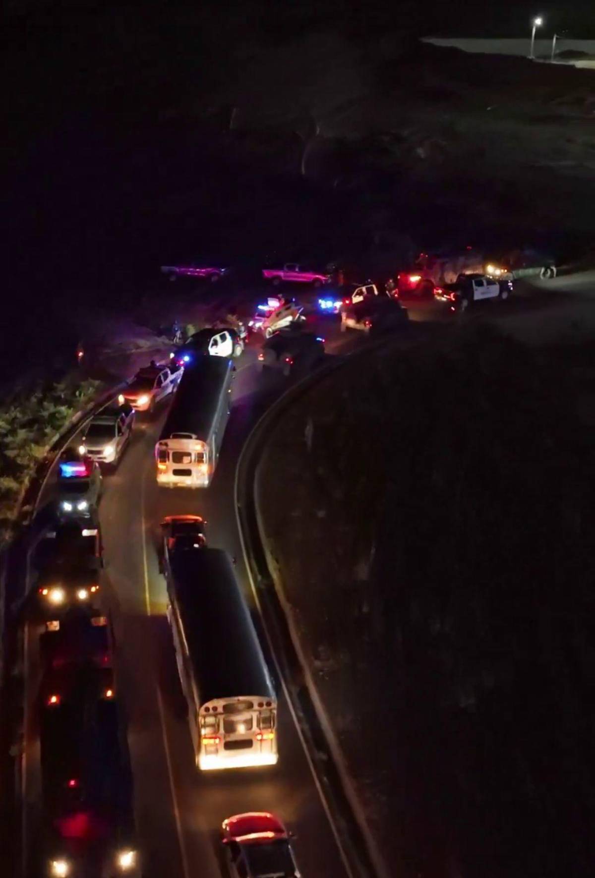 Las impactantes imágenes del envío de reos de la banda del Tren de Aragua a El Salvador