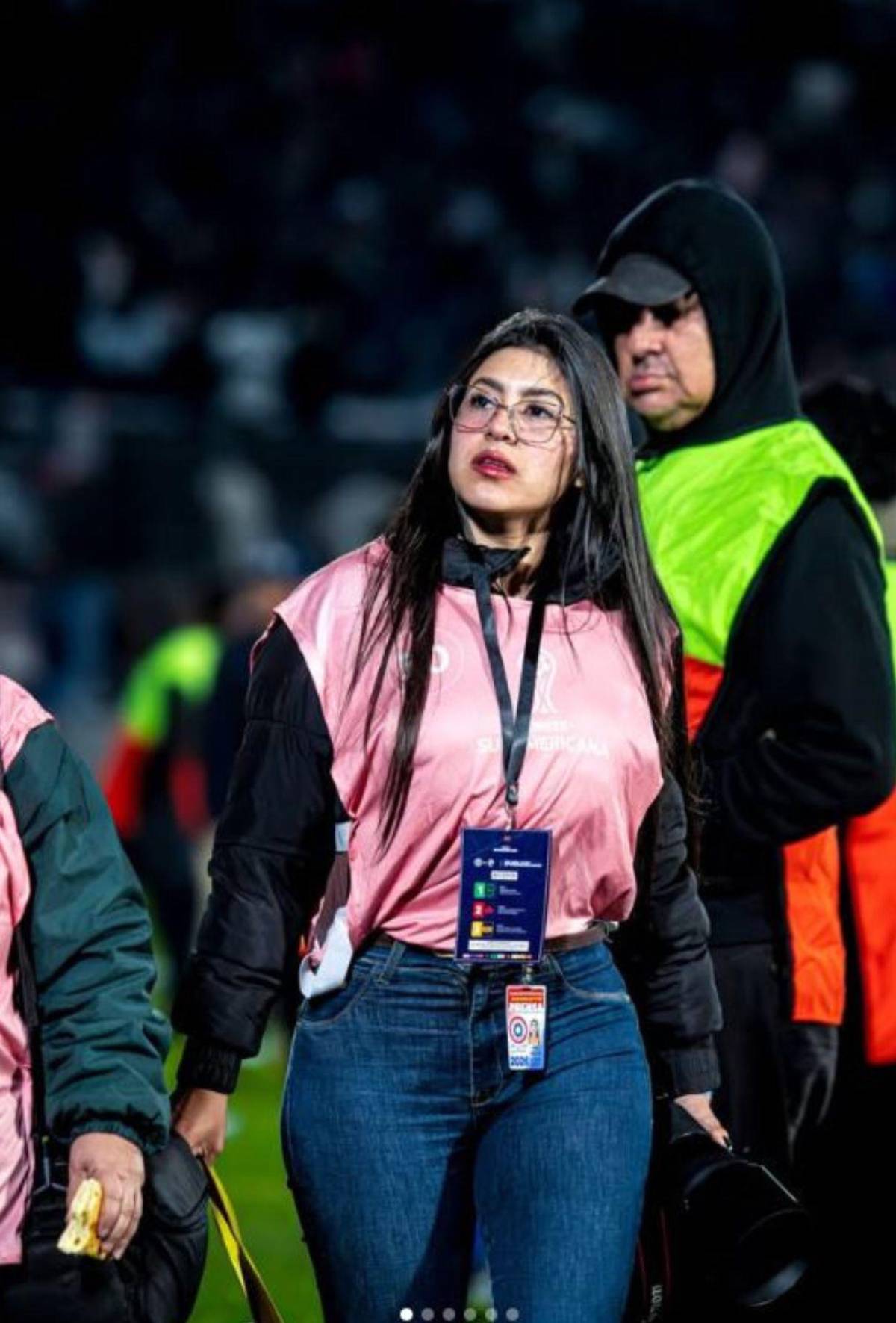 Vetan a fotógrafa deportiva por su vestimenta: ella se pronuncia y desata la polémica