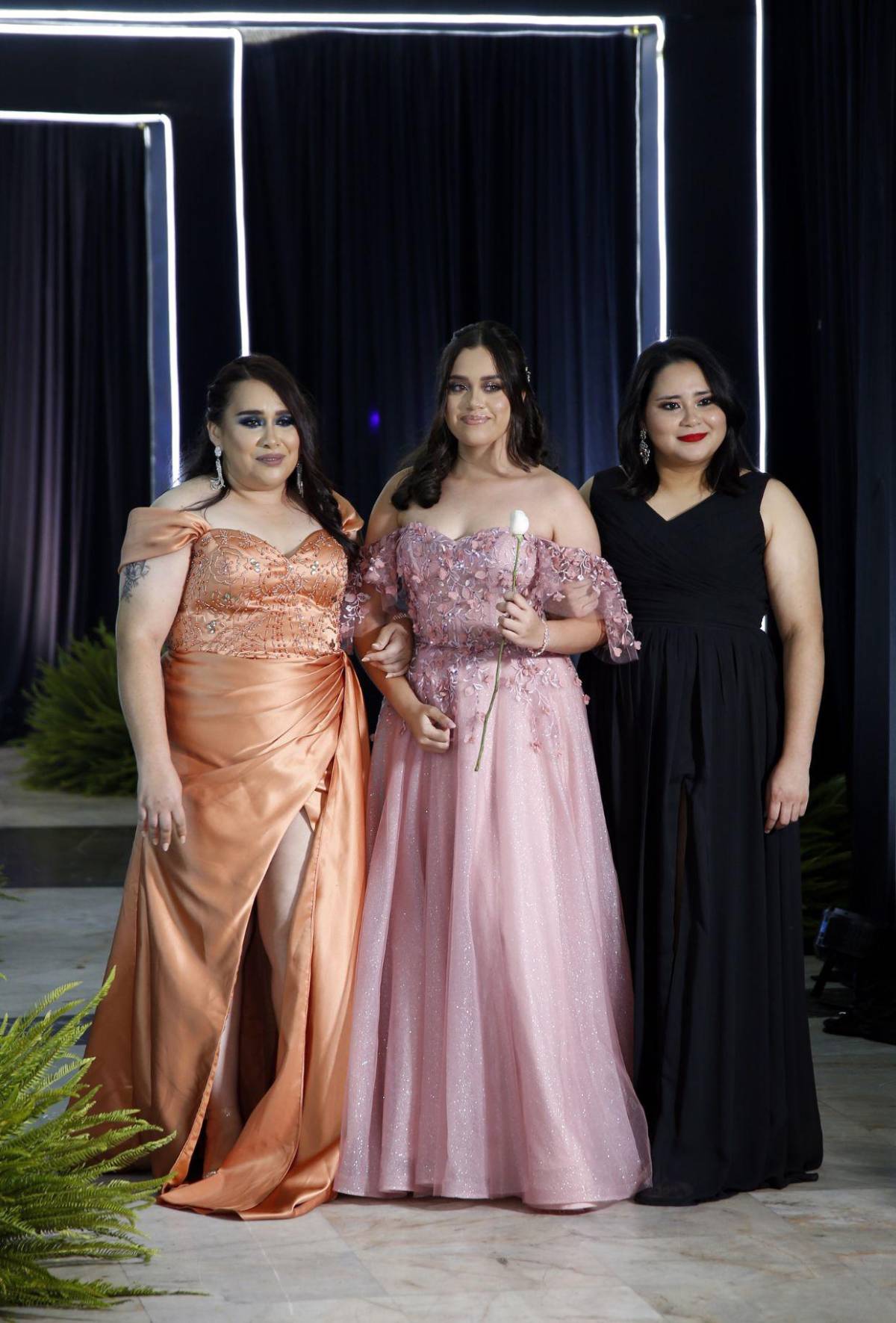 Del brazo de sus padres, seniors 2025 de The Mayan School cierran su ciclo académico