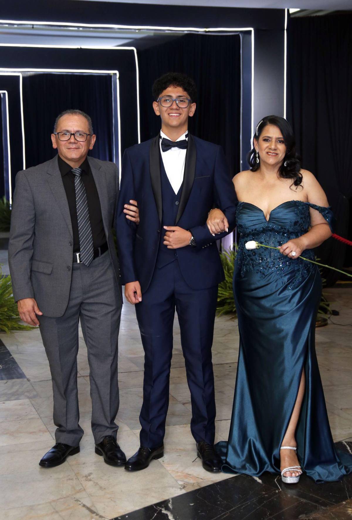 Del brazo de sus padres, seniors 2025 de The Mayan School cierran su ciclo académico