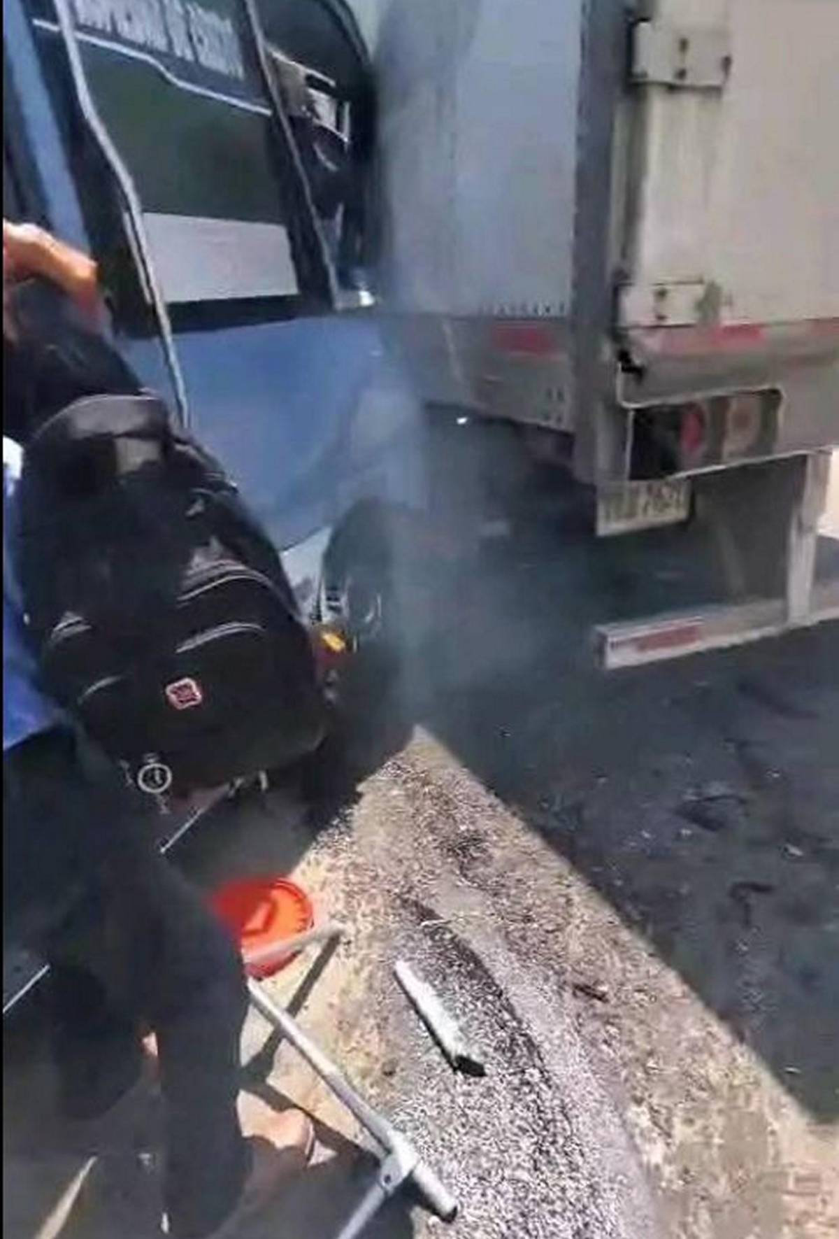 Las primeras imágenes tras brutal choque de bus y rastra en Naco, Santa Bárbara