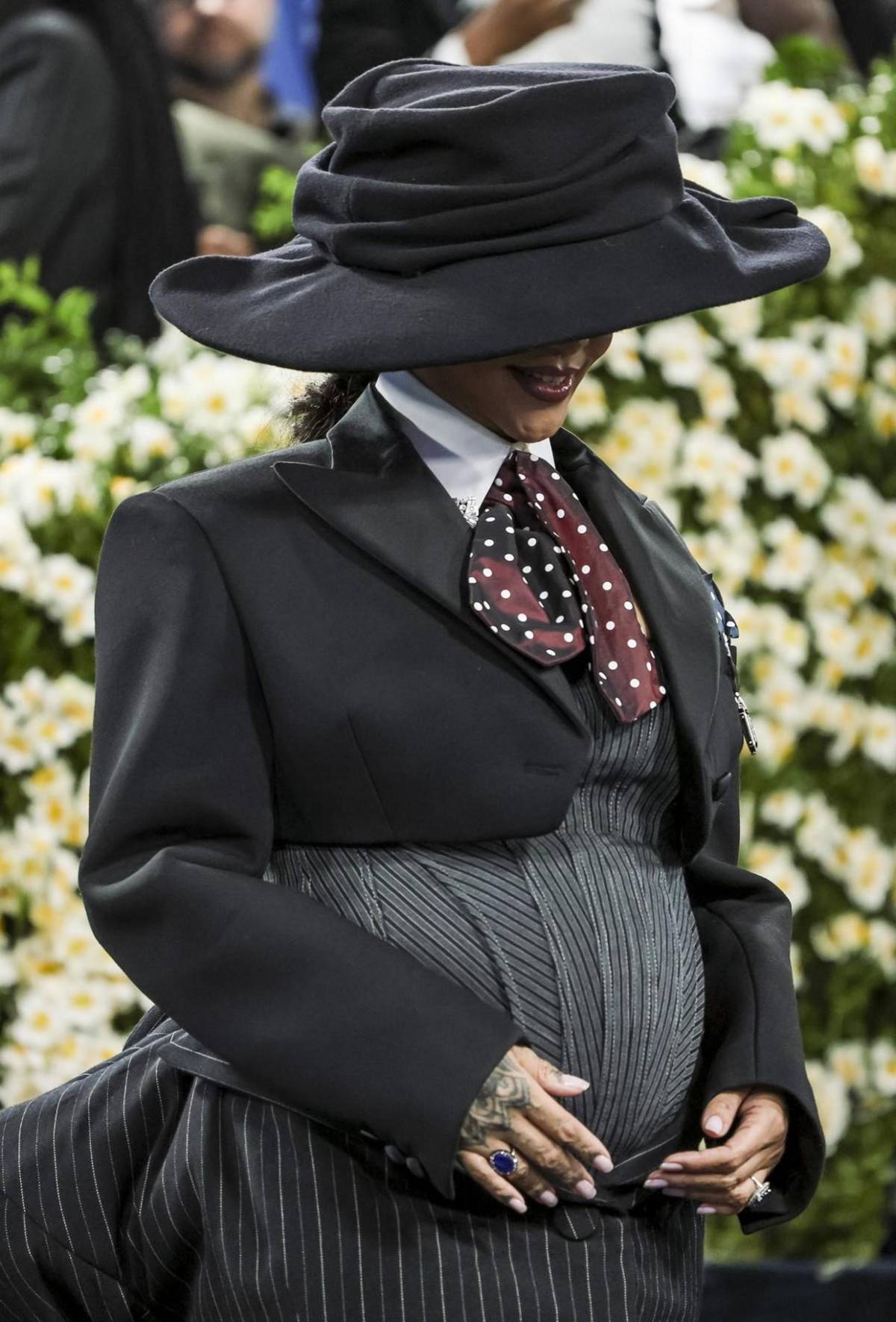 Rihanna anuncia su tercer embarazo en la Met Gala con un look inolvidable