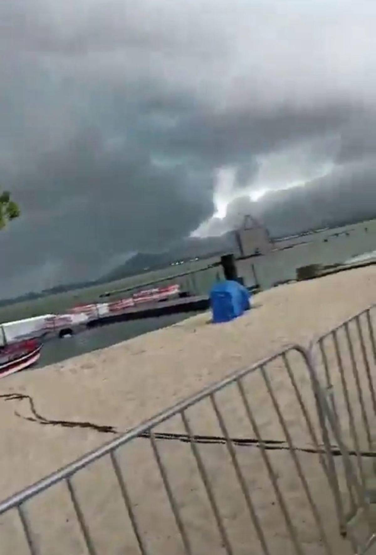 Árbol de Navidad gigante mata a un joven de 21 años en Brasil