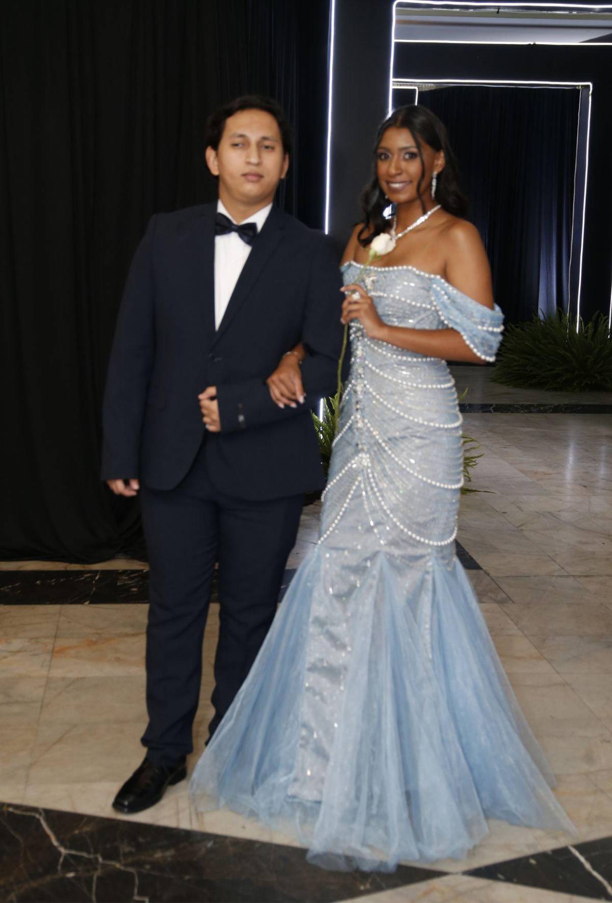 Del brazo de sus padres, seniors 2025 de The Mayan School cierran su ciclo académico