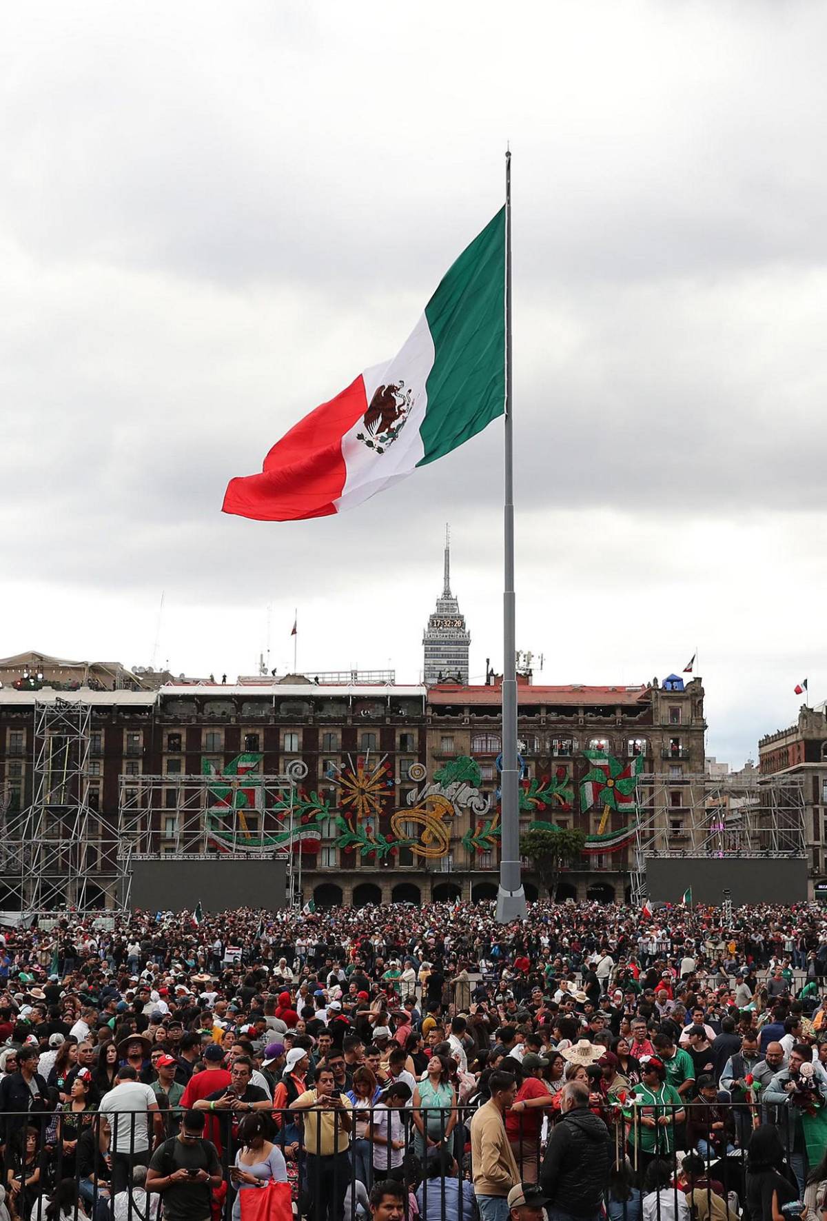 Zócalo desbordado, la mayor plaza pública de México vibra al grito de ¡Viva la independencia!
