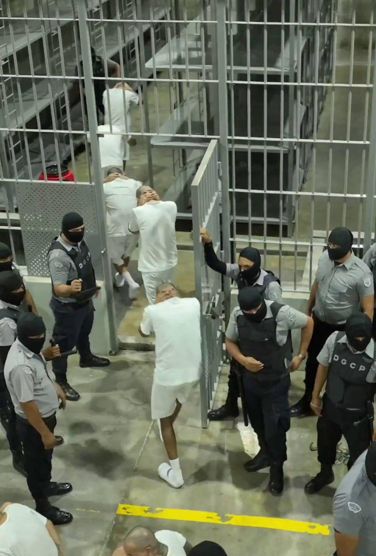 Las impactantes imágenes del envío de reos de la banda del Tren de Aragua a El Salvador