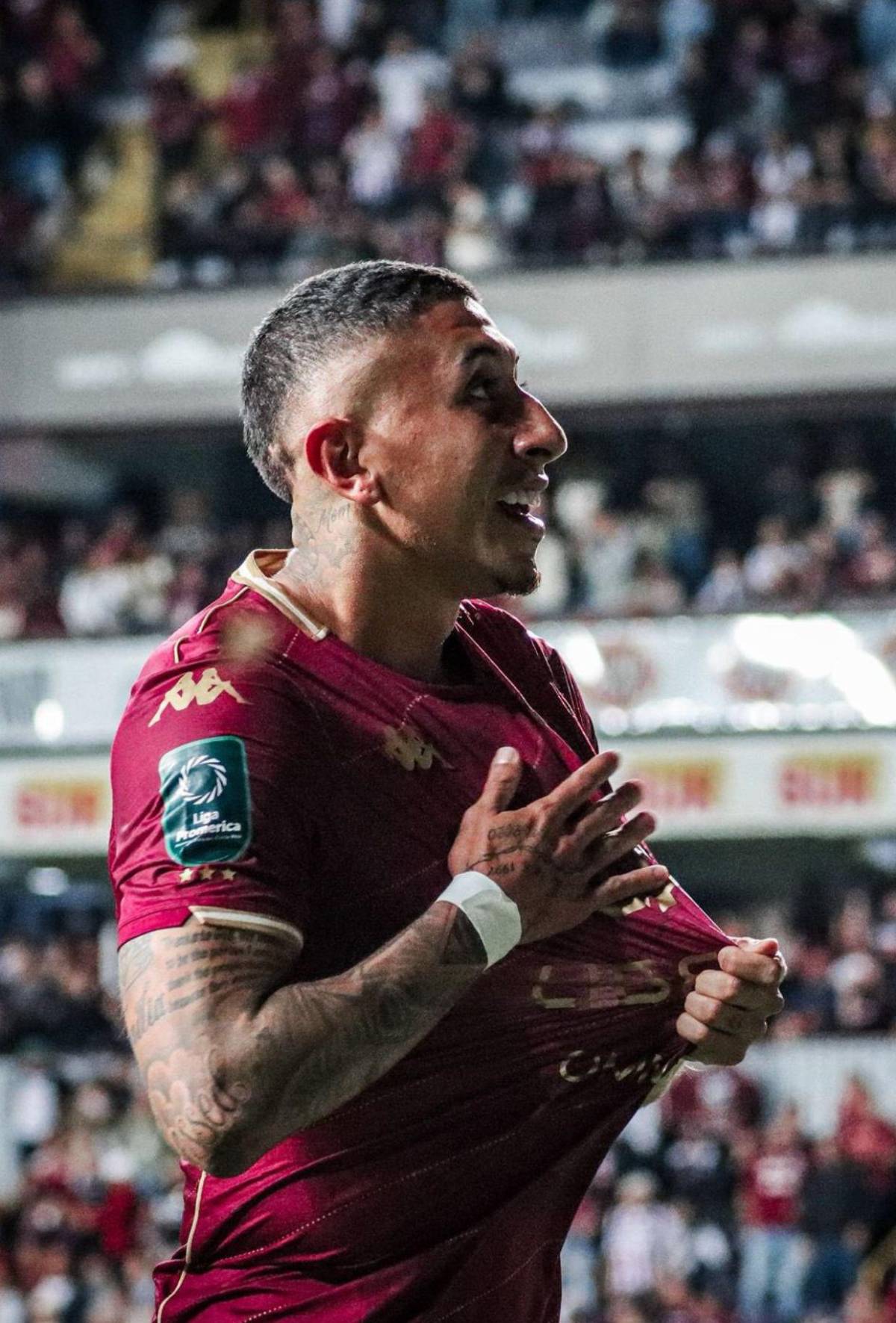 Descubren a seleccionado de Costa Rica siendo infiel... ¡Su esposa lo enfrentó en público!