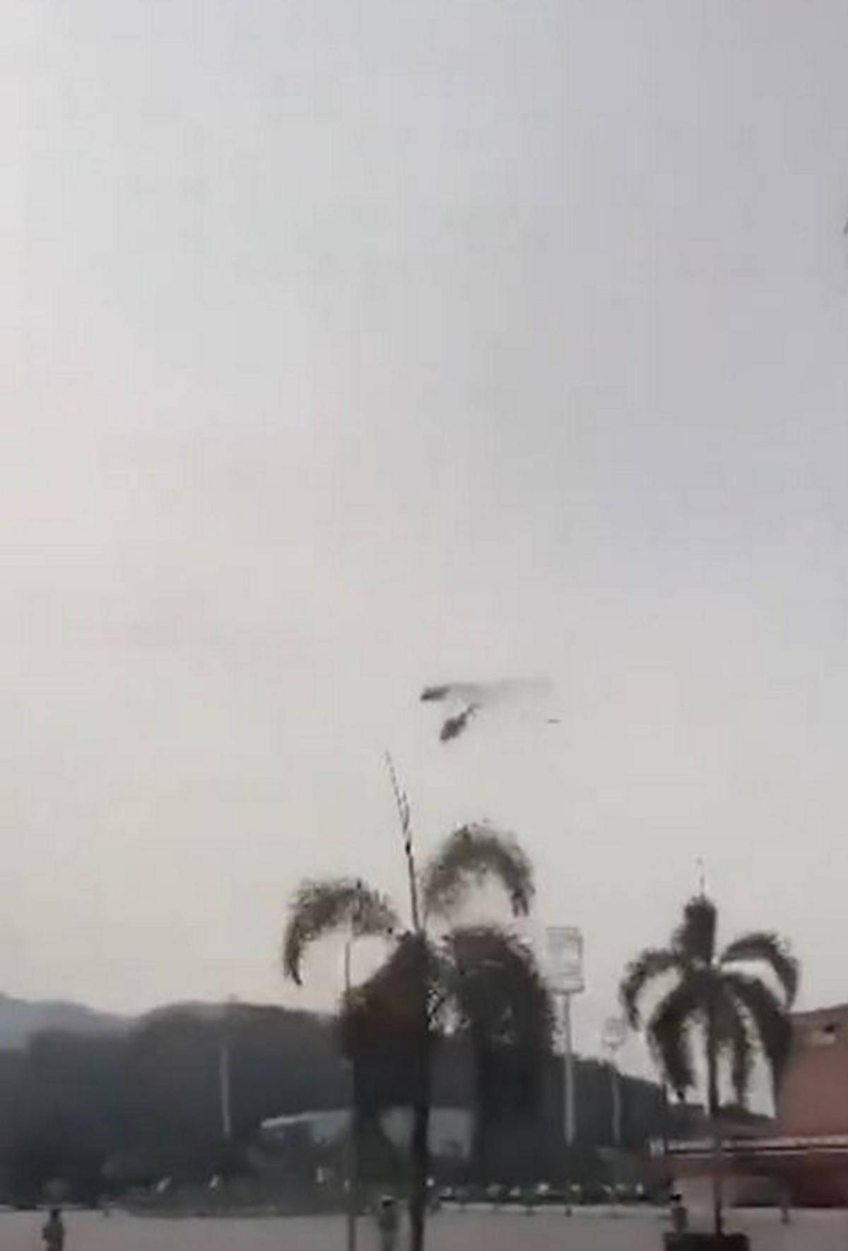 Choque de helicópteros deja seis muertos en Río de Janeiro y lanza fragmentos contra edificios
