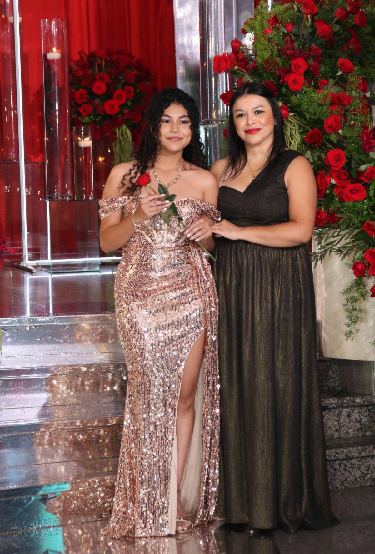 Padres y seniors desfilan juntos en la prom night de Nashville School