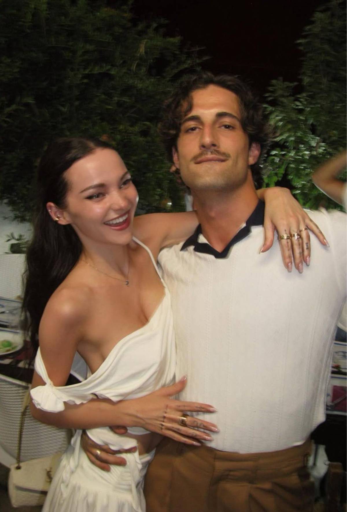 Dove Cameron confirma su compromiso con el vocalista de Måneskin: luce su anillo