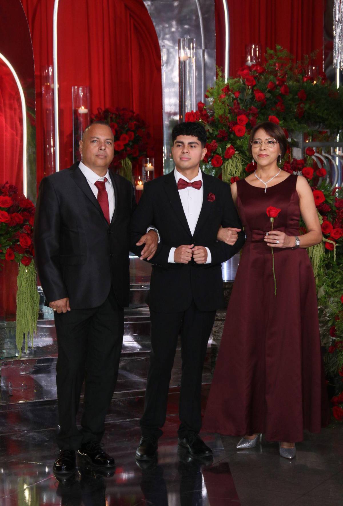 Padres y seniors desfilan juntos en la prom night de Nashville School