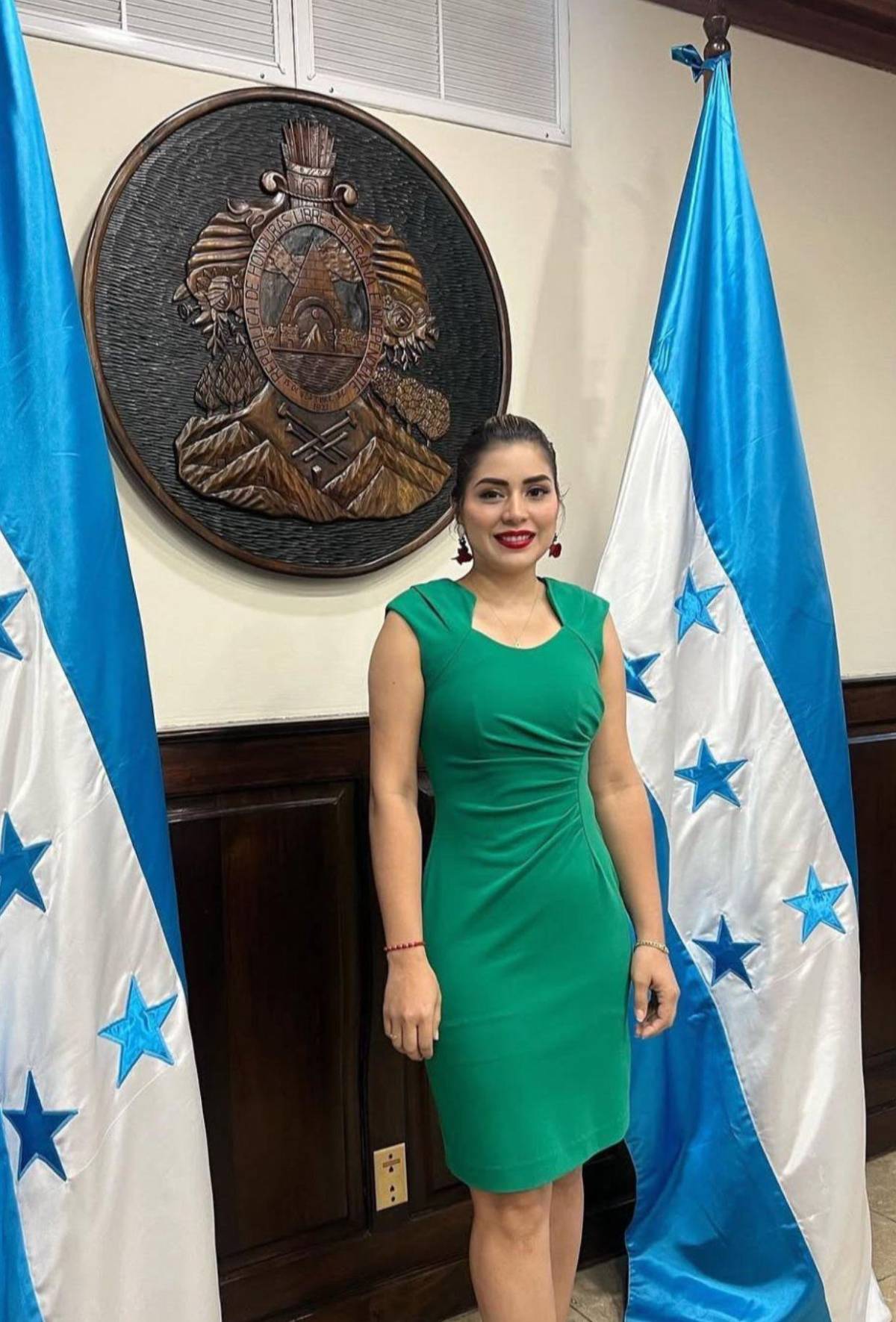 Funcionaria que besó a Redondo fue modelo en programa deportivo de Nasralla