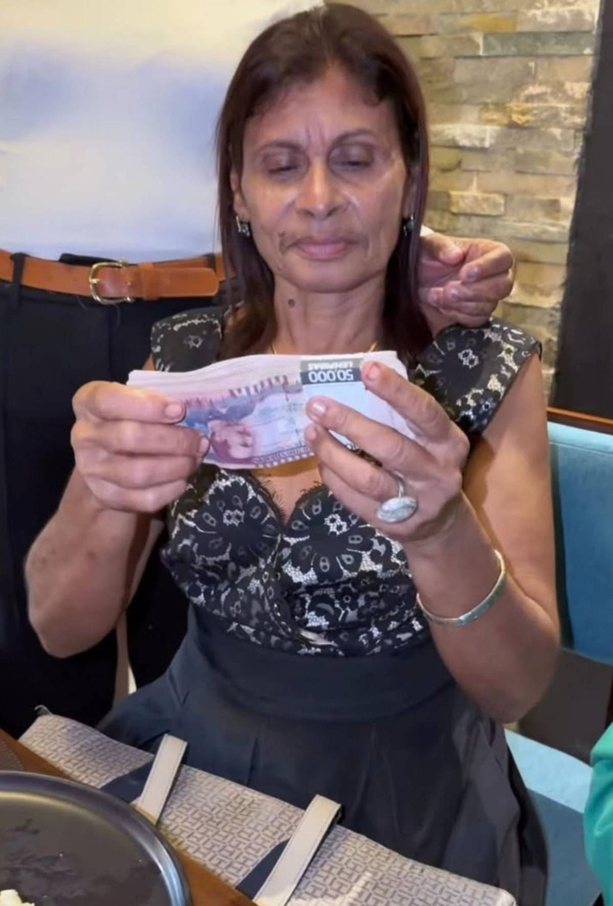 Supremo celebra cumpleaños de su madre y presume la cantidad de dinero que le regaló