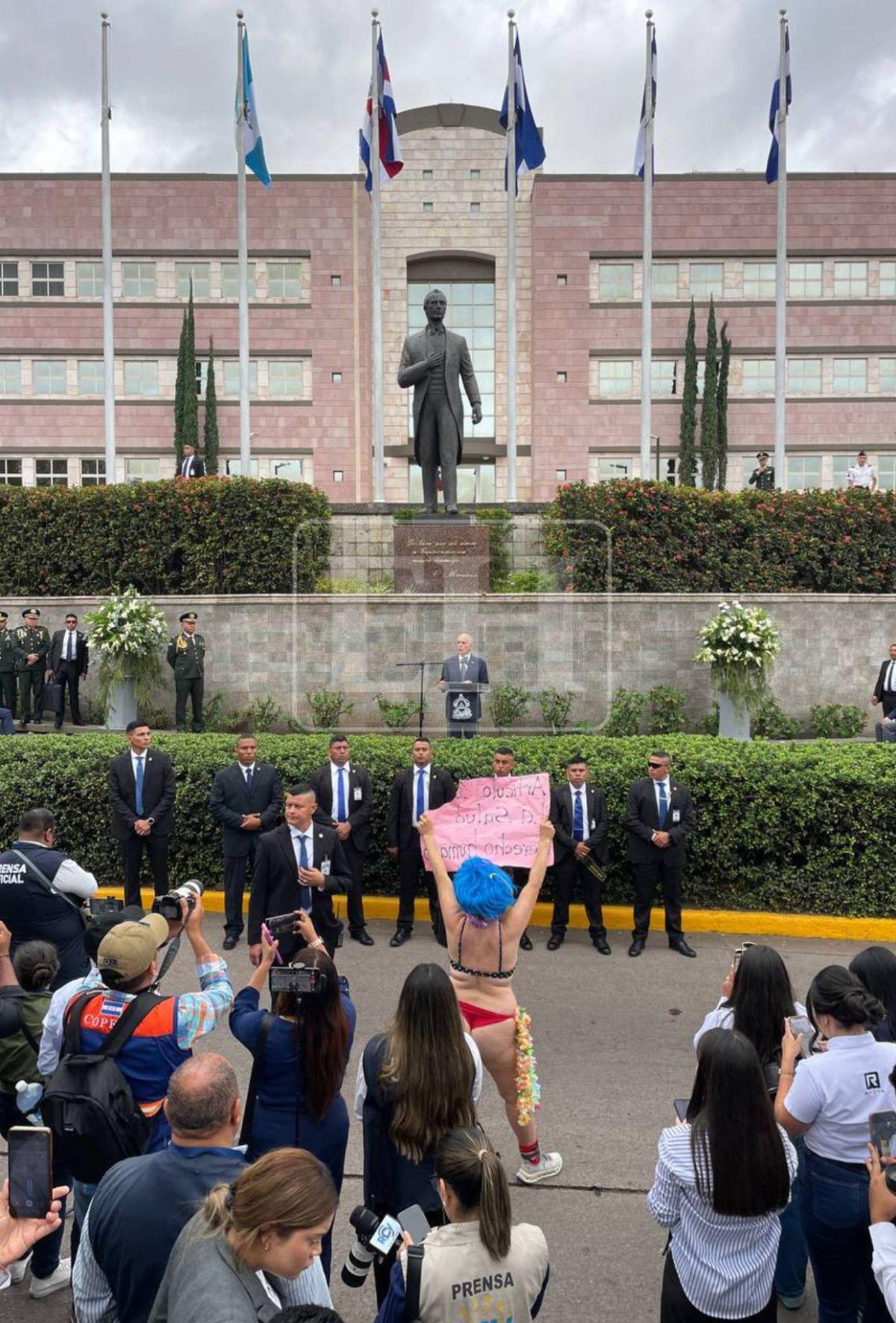 Floridalia Aguilar, viral por su manifestación durante discurso de Nasry Asfura, revela que aún no es doctora